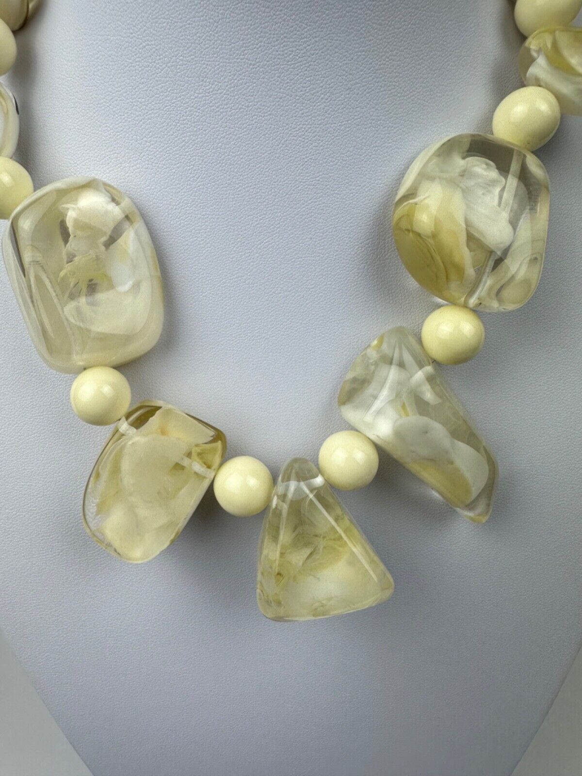 Jackie Brazil "Vesubio" Cream Marble Large Beads & Stones Necklace ( N1616 )