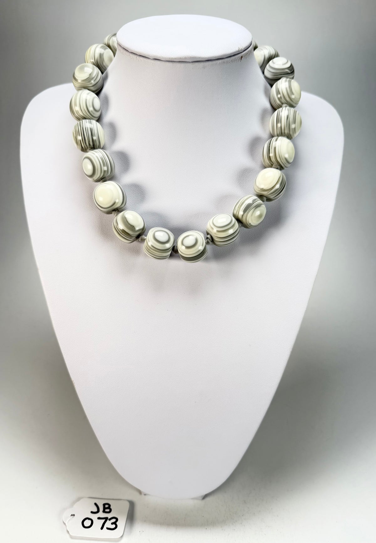 Jackie Brazil "Cat Eyes" Cream Mix Liquorice Balls Resin Necklace 50cm ( N0894 )