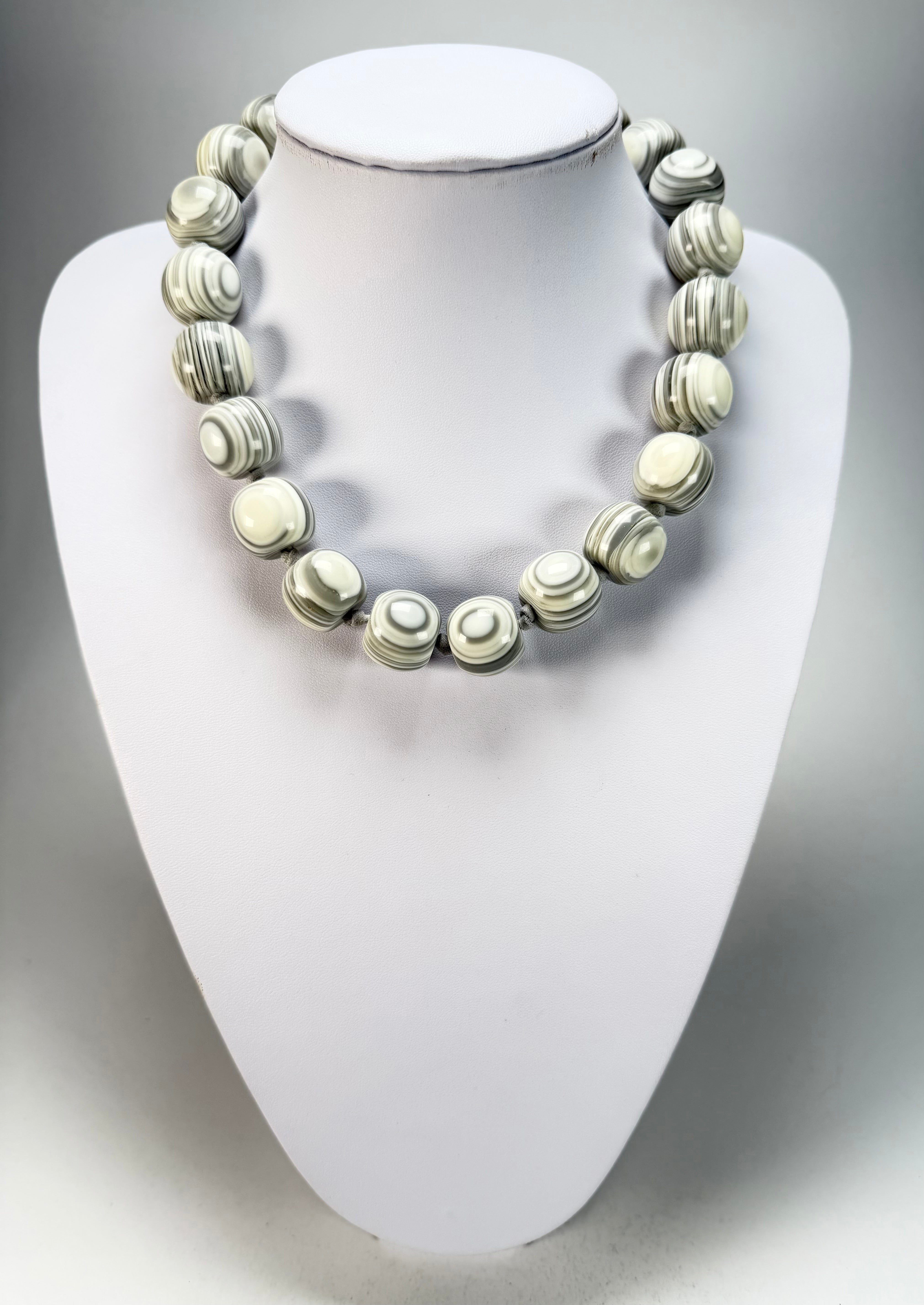 Jackie Brazil "Cat Eyes" Cream Mix Liquorice Balls Resin Necklace 50cm ( N0894 )