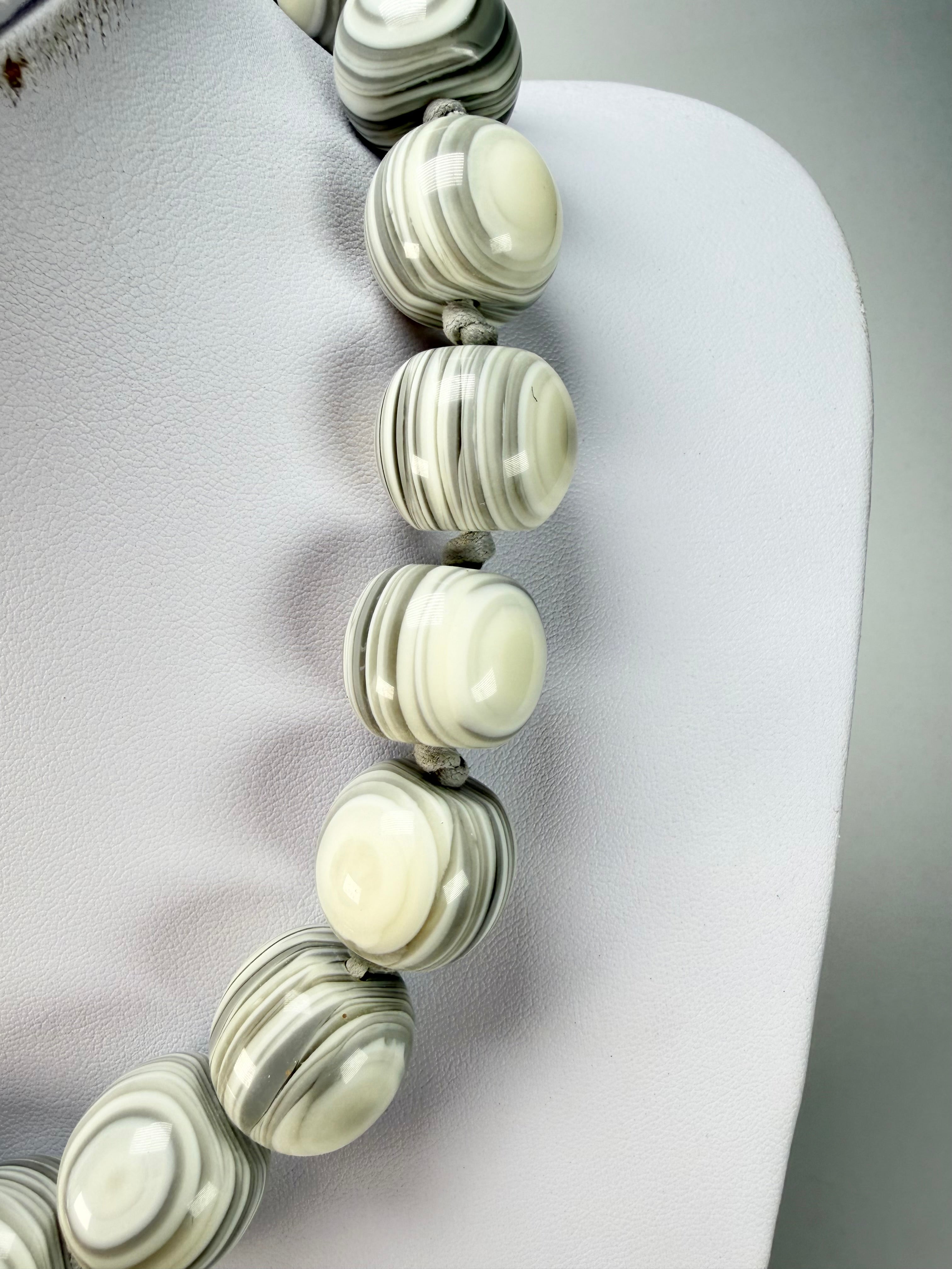 Jackie Brazil "Cat Eyes" Cream Mix Liquorice Balls Resin Necklace 50cm ( N0894 )