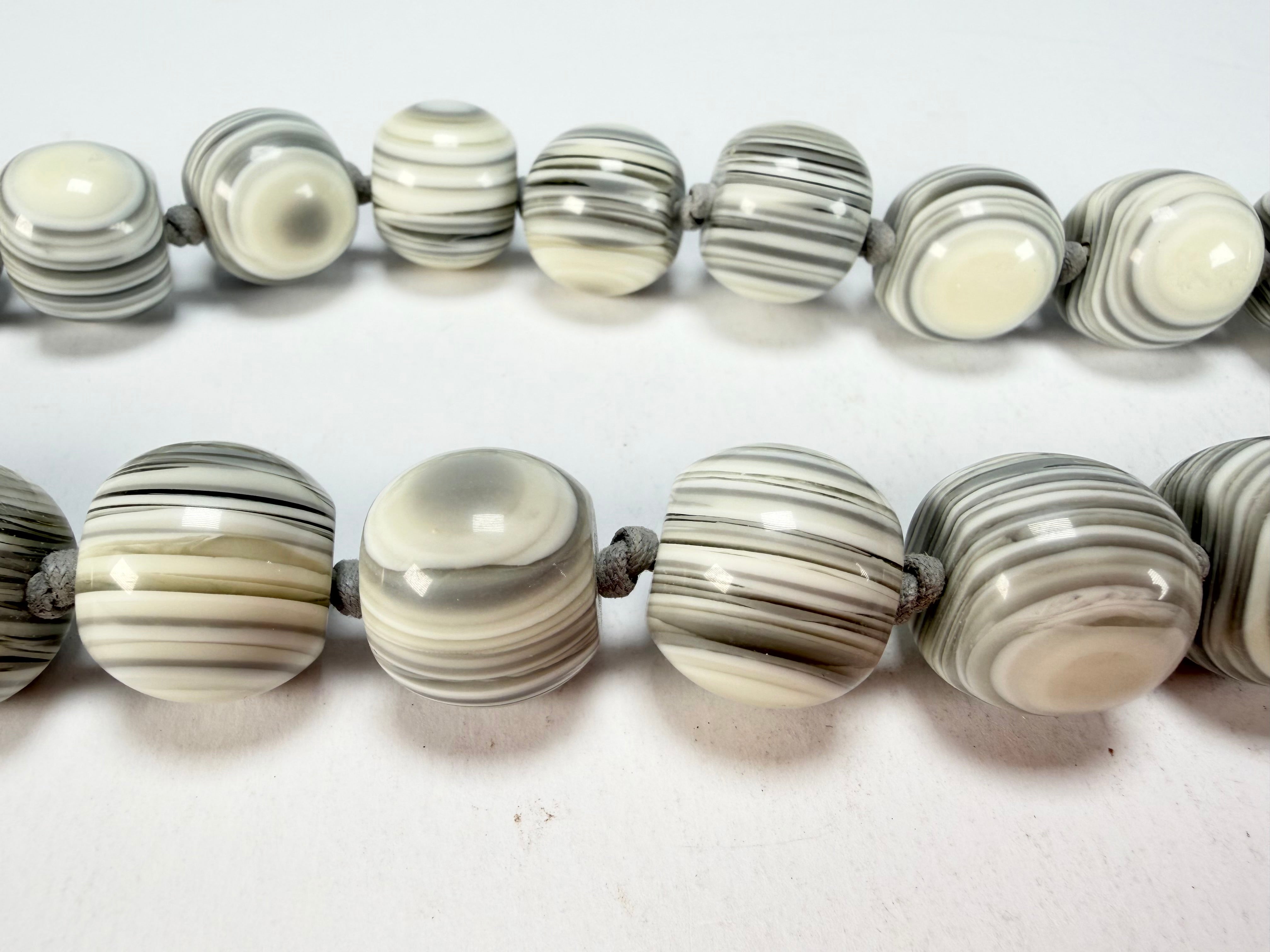Jackie Brazil "Cat Eyes" Cream Mix Liquorice Balls Resin Necklace 50cm ( N0894 )