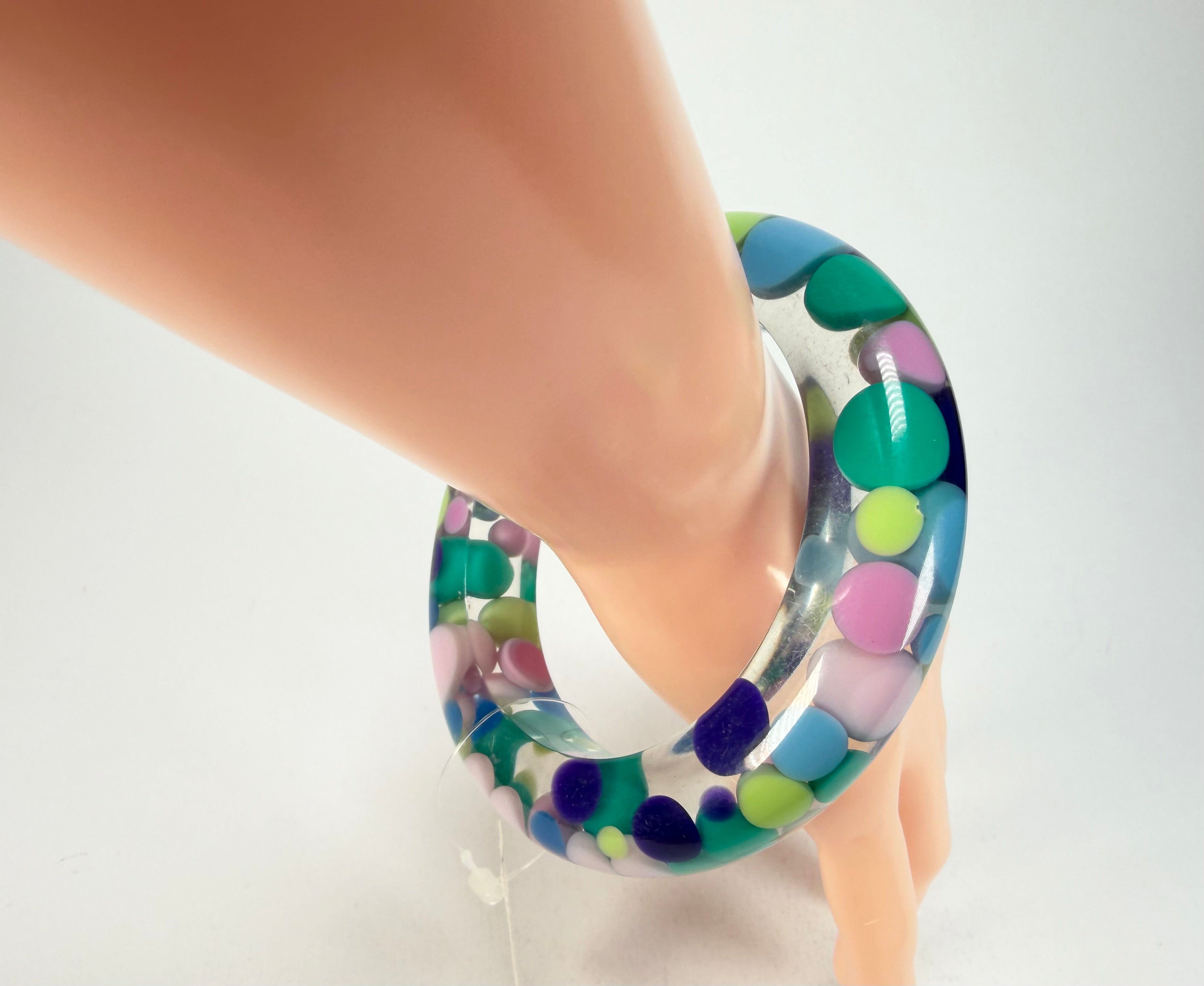 Jackie Brazil "Shinny Spotted" Blue Mix Spots Solid Round Resin 1.7cm Bangle ( B1726 )