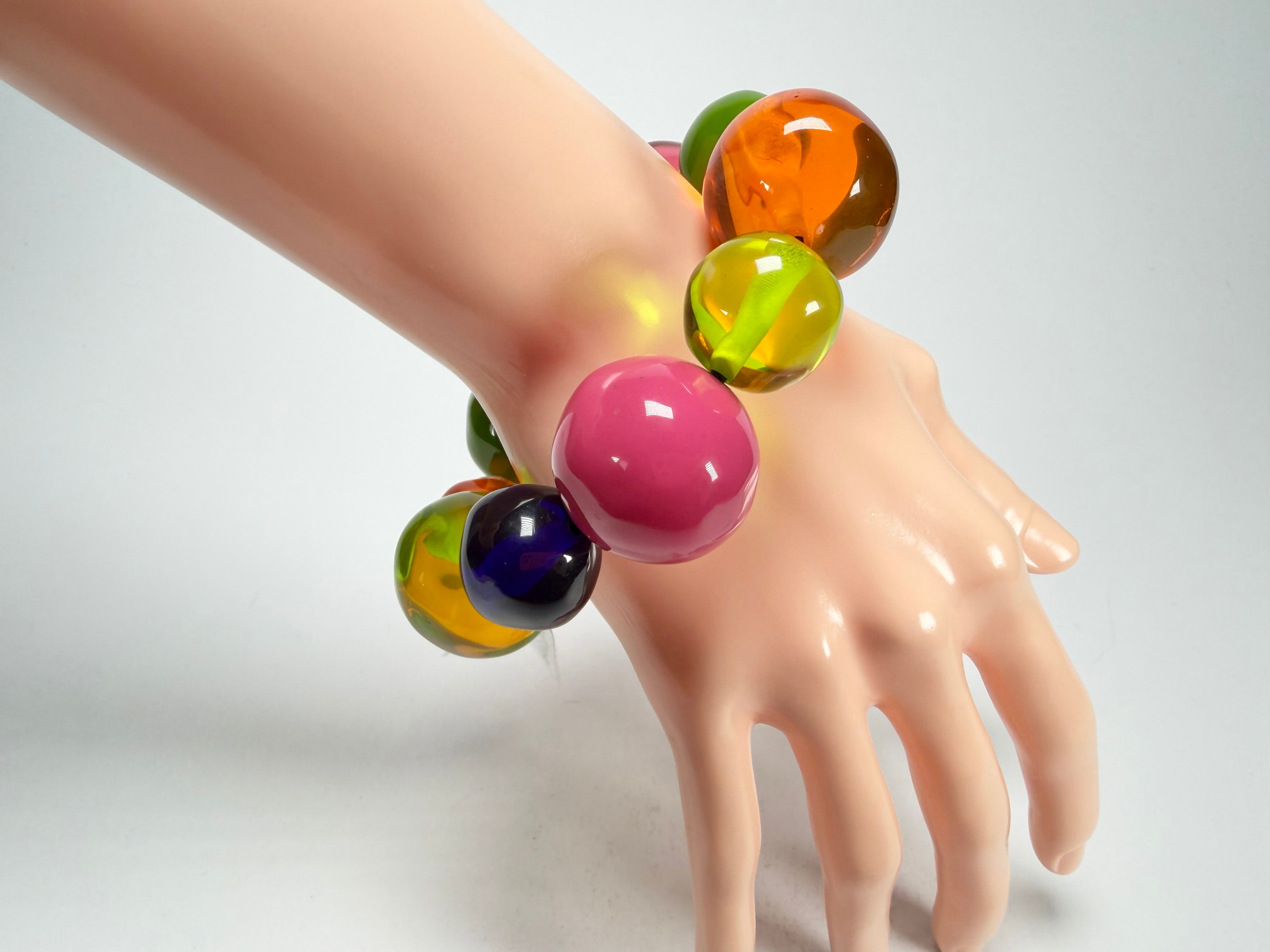 Jackie Brazil "Pebbles On Elastic" Transparent Summer Mix Resin Bracelet ( B2693 )