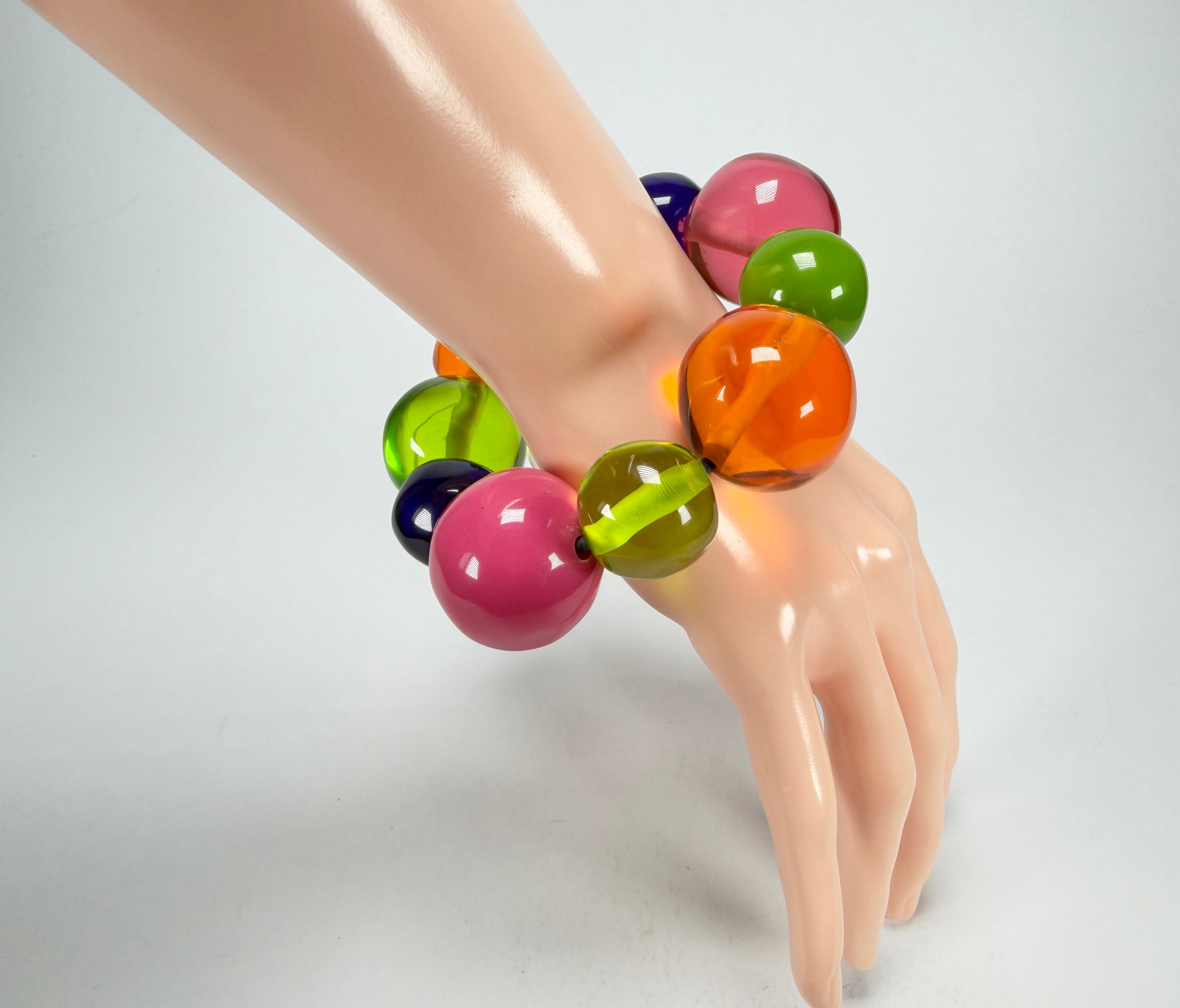 Jackie Brazil "Pebbles On Elastic" Transparent Summer Mix Resin Bracelet ( B2693 )