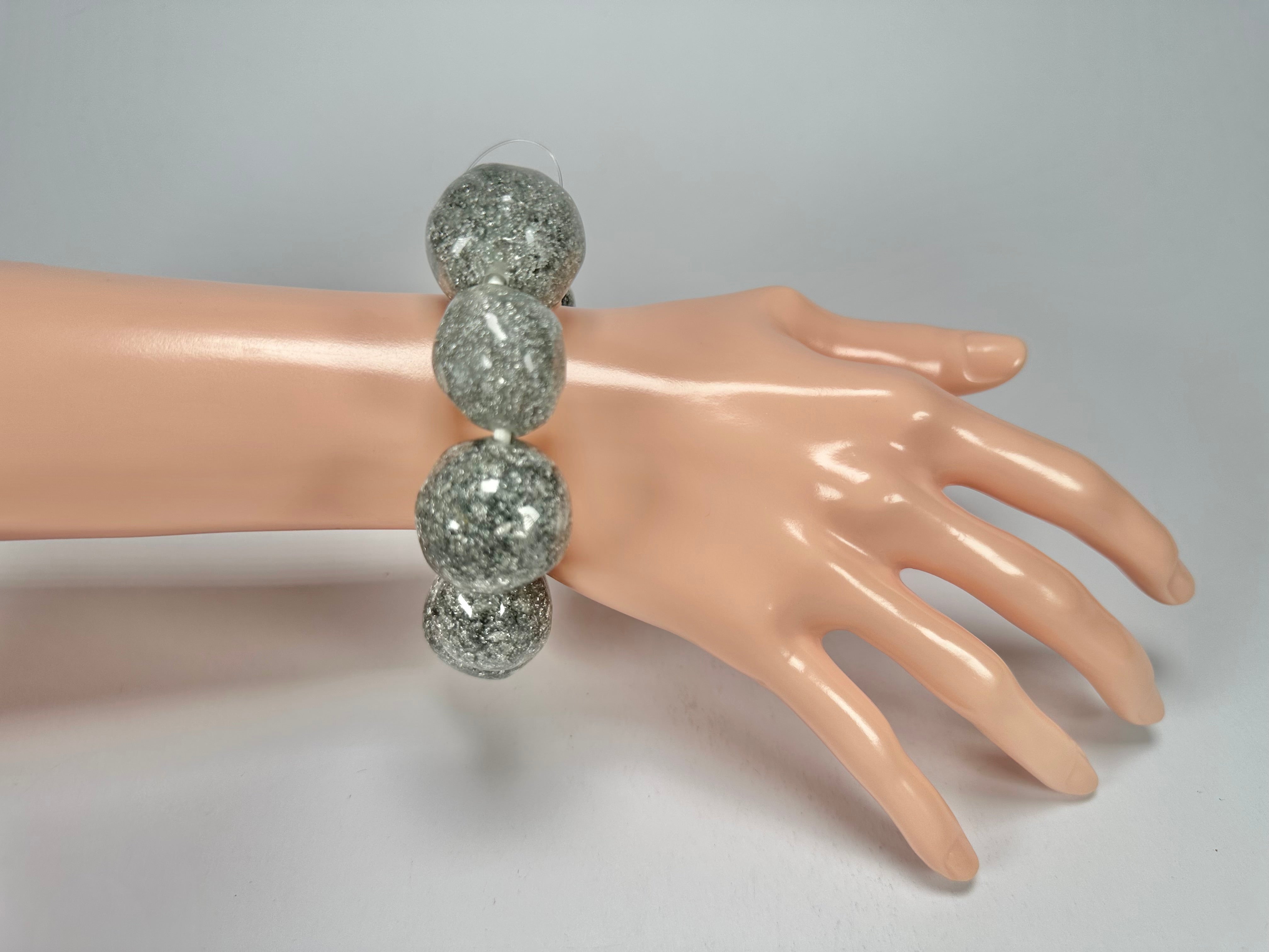 Jackie Brazil "Pebbles On Elastic" Silver Flakes Resin Bracelet ( B2693 )