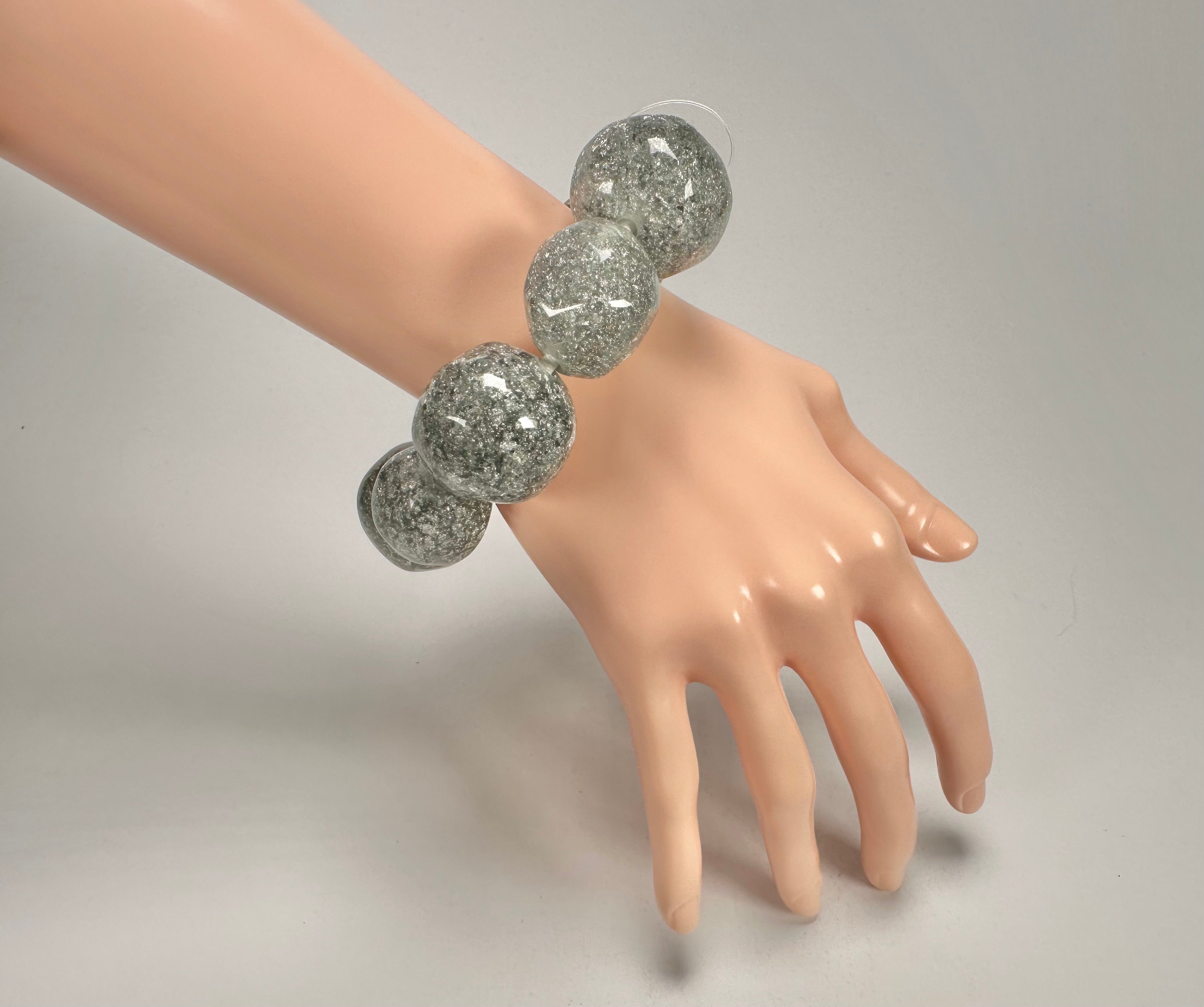 Jackie Brazil "Pebbles On Elastic" Silver Flakes Resin Bracelet ( B2693 )