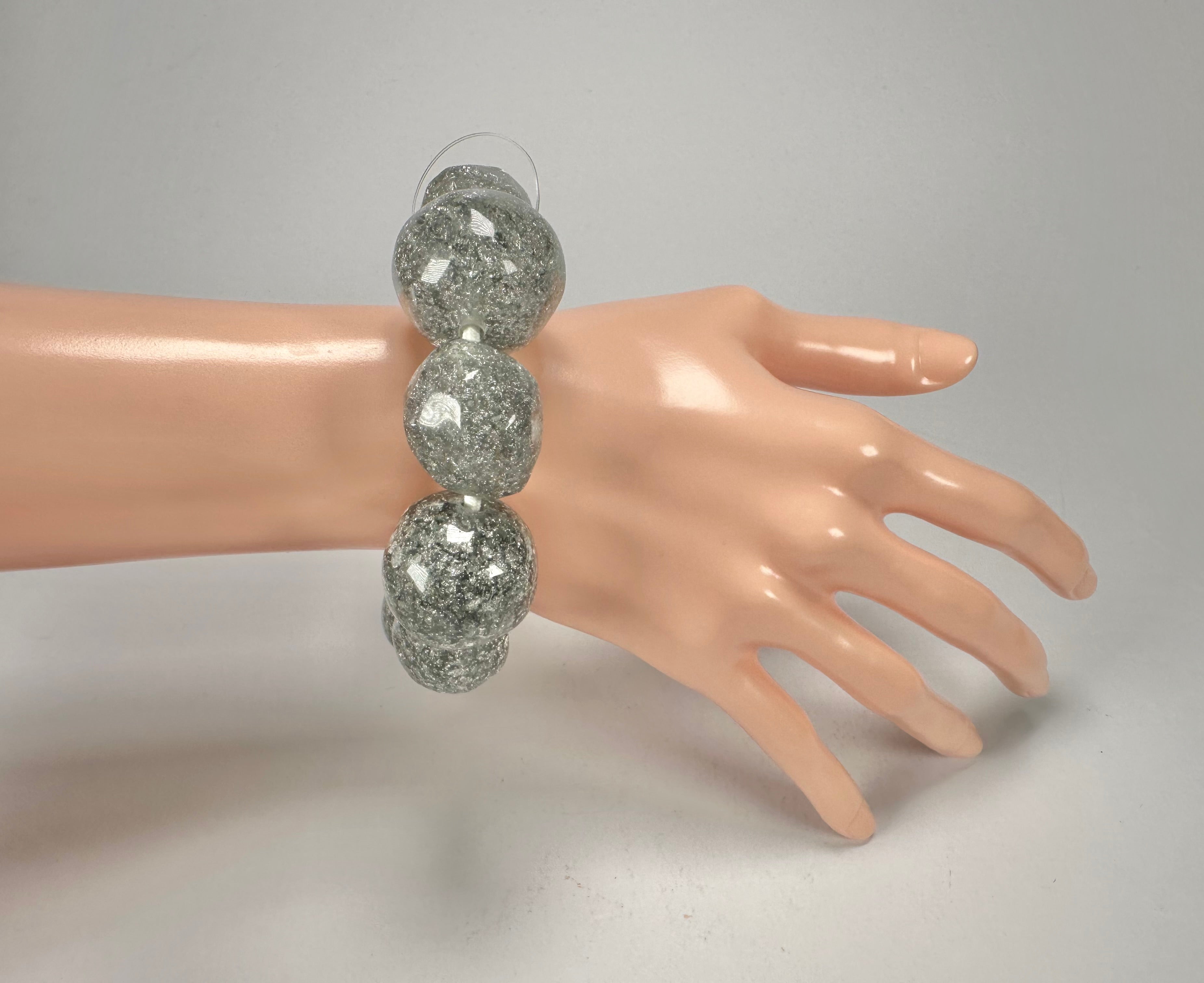Jackie Brazil "Pebbles On Elastic" Silver Flakes Resin Bracelet ( B2693 )