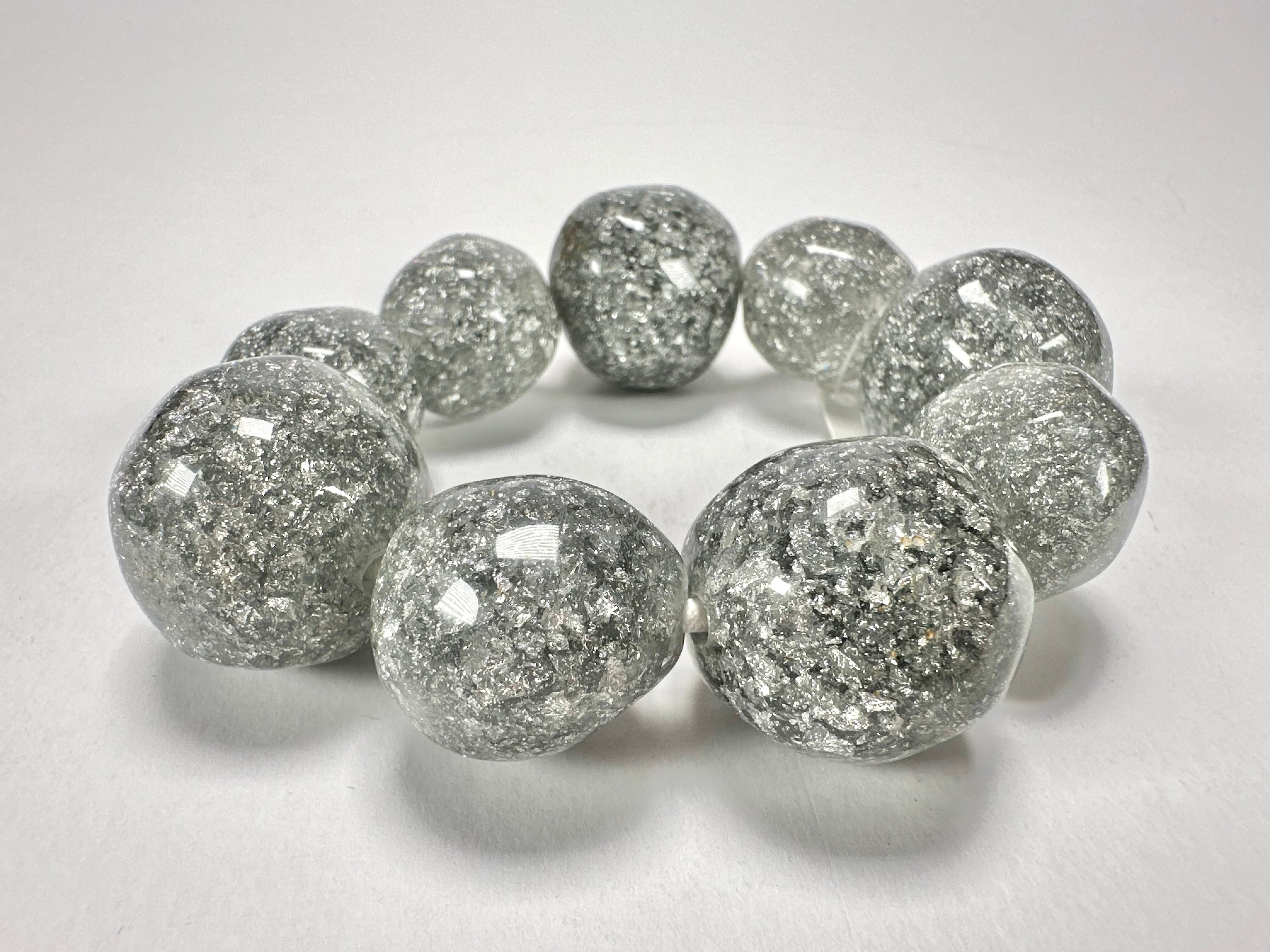 Jackie Brazil "Pebbles On Elastic" Silver Flakes Resin Bracelet ( B2693 )