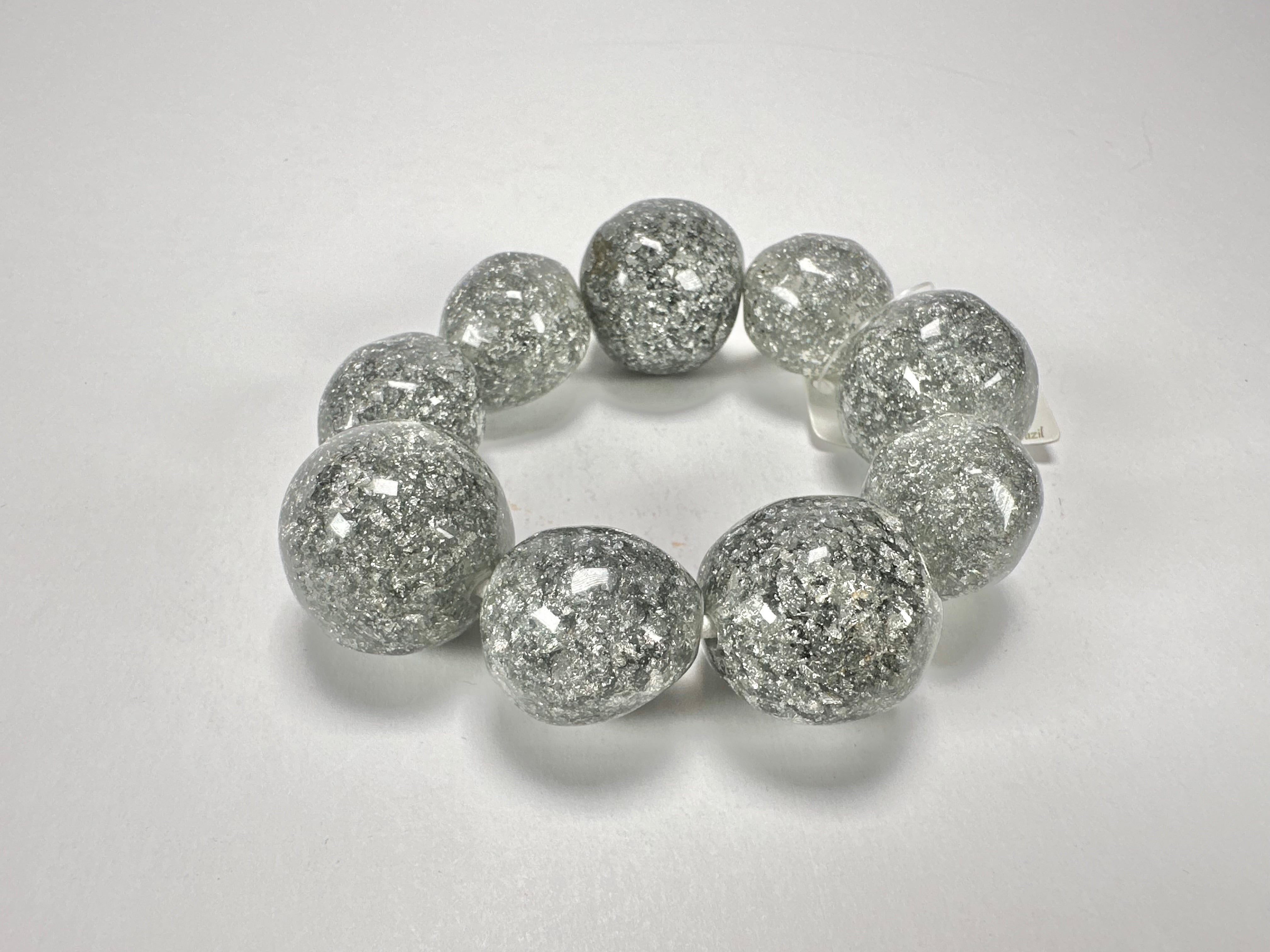 Jackie Brazil "Pebbles On Elastic" Silver Flakes Resin Bracelet ( B2693 )