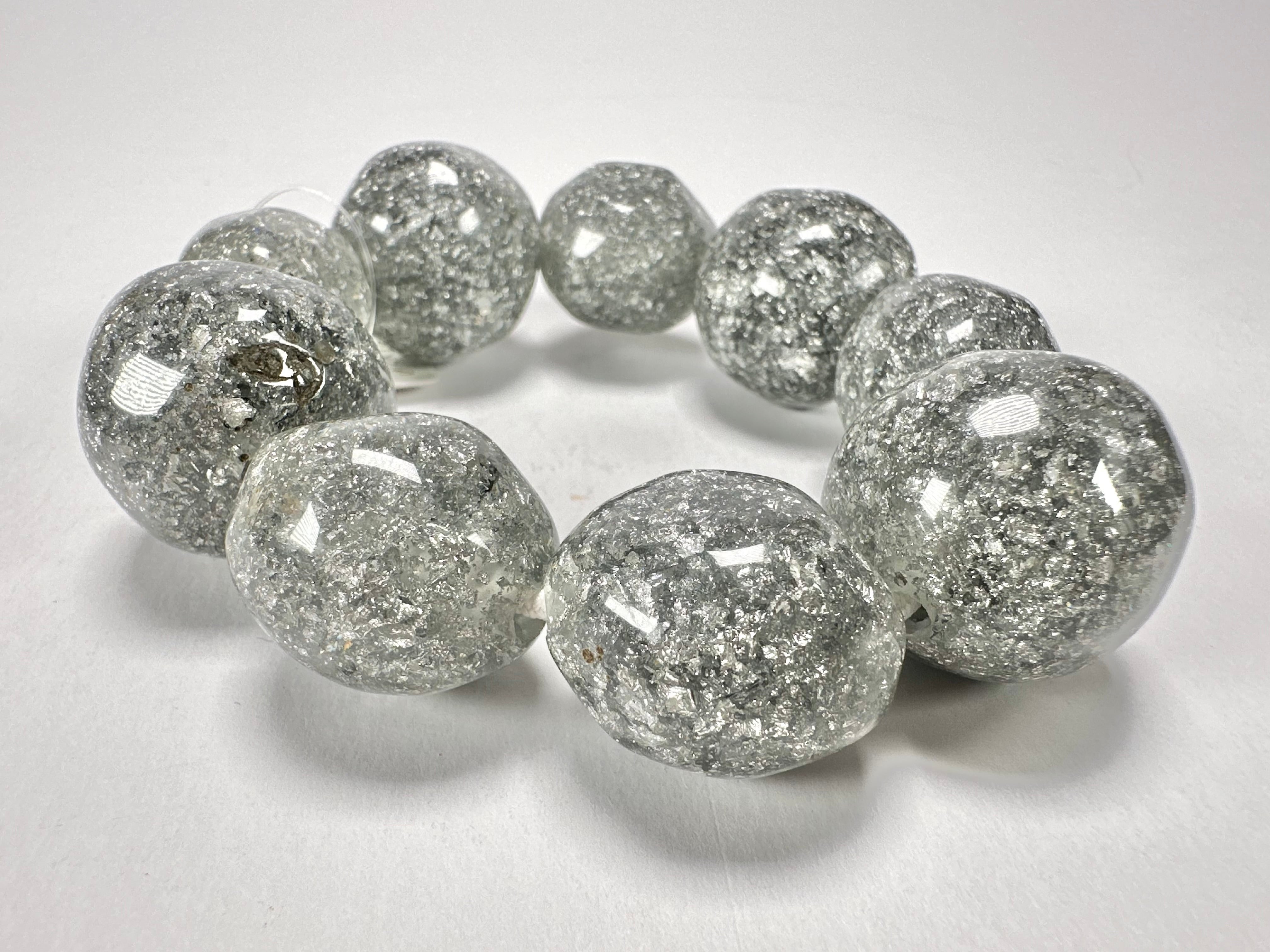 Jackie Brazil "Pebbles On Elastic" Silver Flakes Resin Bracelet ( B2693 )
