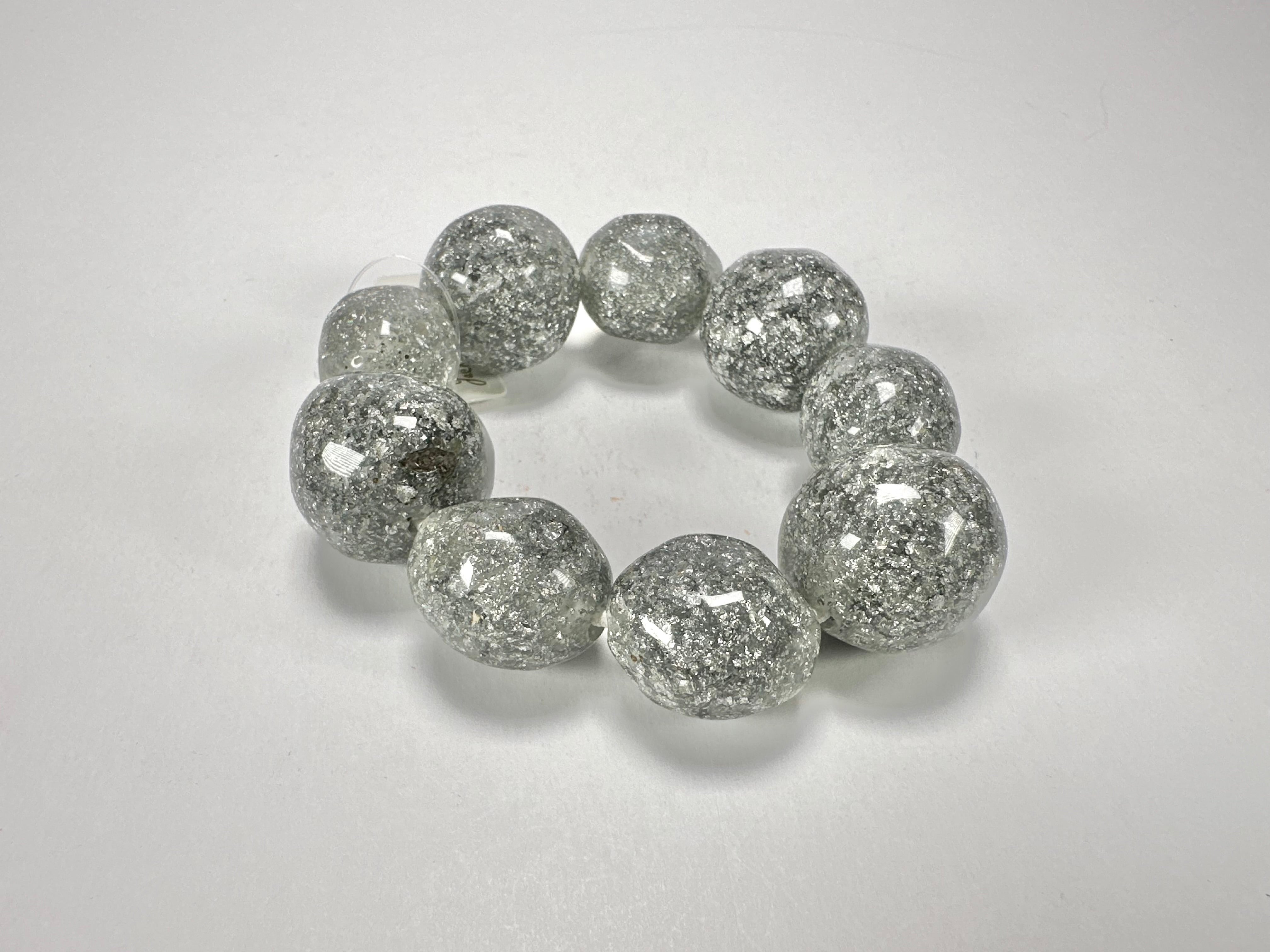 Jackie Brazil "Pebbles On Elastic" Silver Flakes Resin Bracelet ( B2693 )