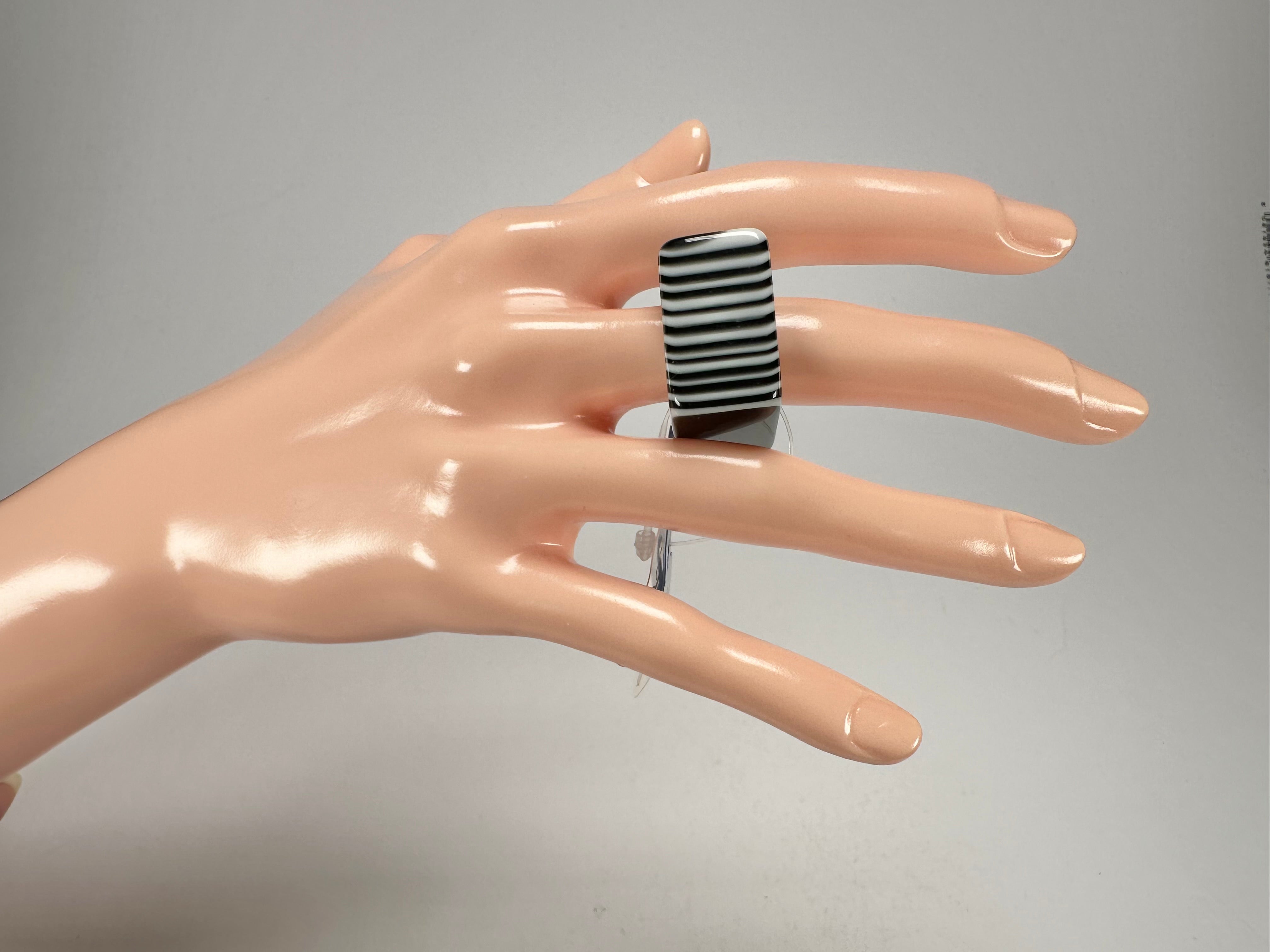 Jackie Brazil "Tiger Stripe" Pop Liquorice Black & White Striped Square Resin Ring ( R1983 ) Size UK O / USA 7