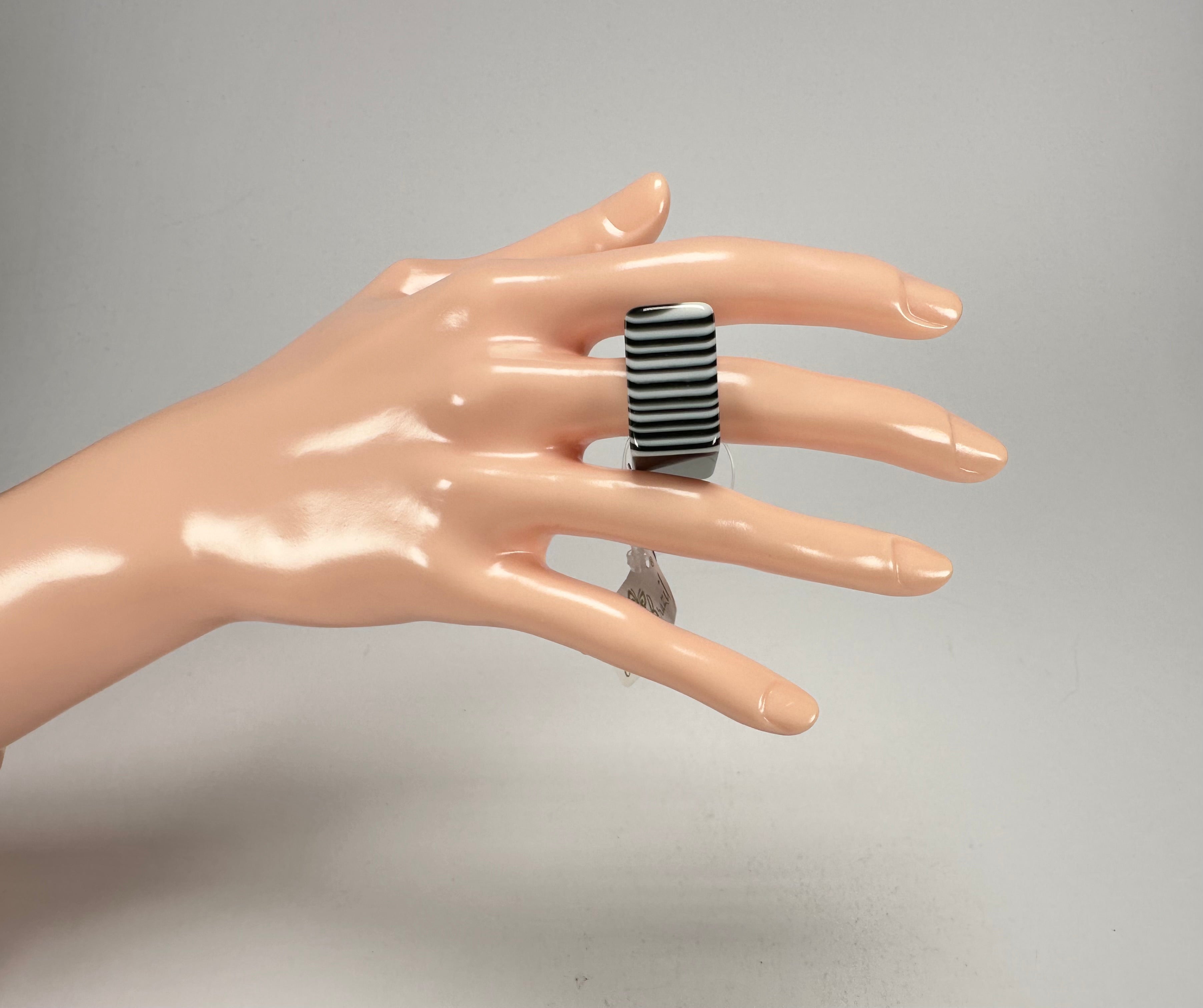 Jackie Brazil "Tiger Stripe" Pop Liquorice Black & White Striped Square Resin Ring ( R1983 ) Size UK O / USA 7