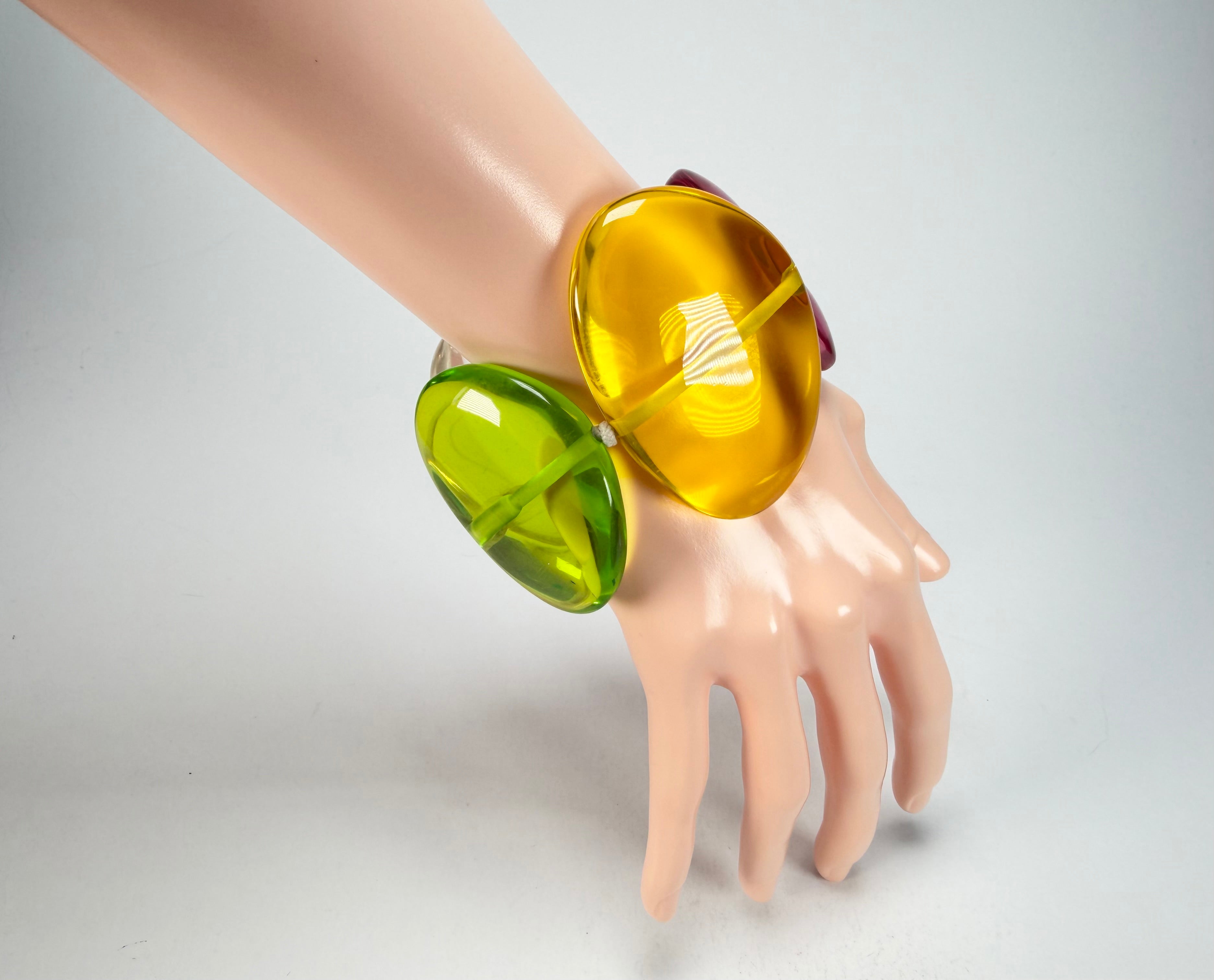 Jackie Brazil "Riverstones" Transparent Summer Mix Stone Large Flat Stones On Elastic Bracelet ( B3716 )