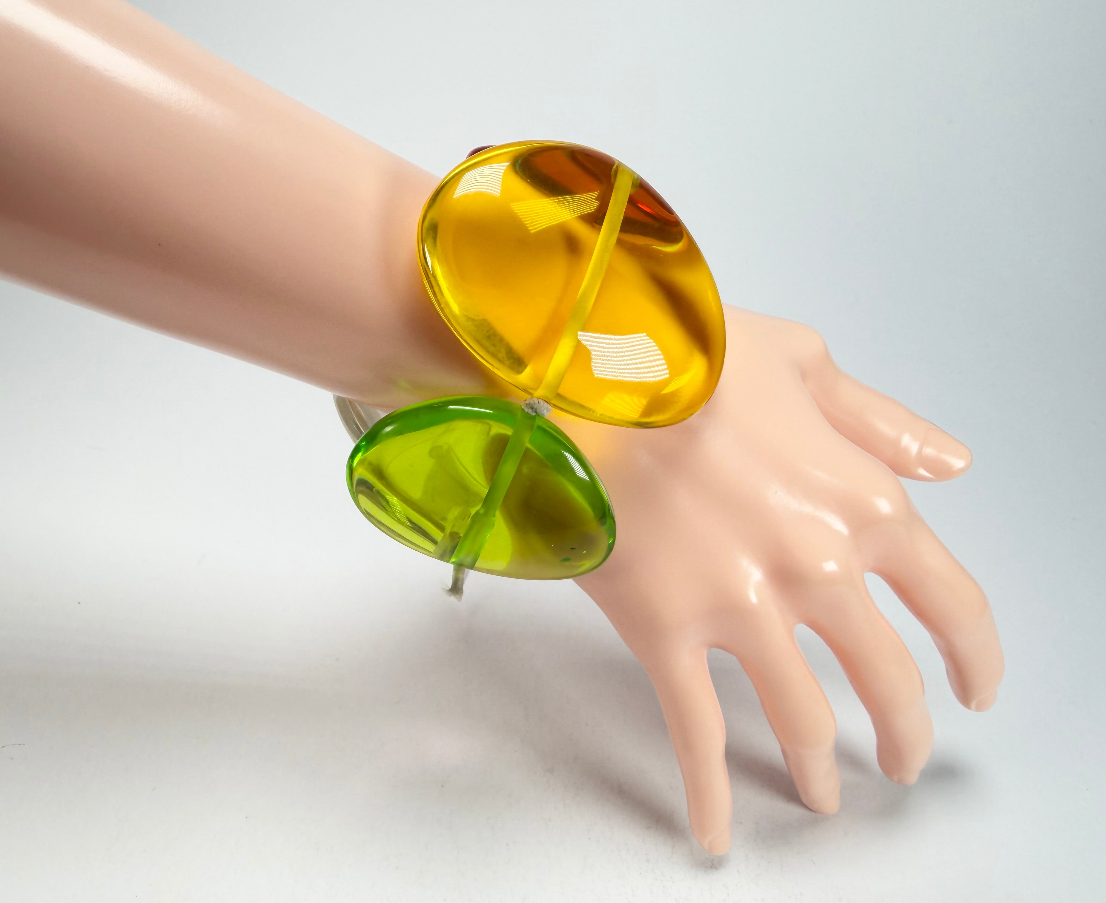 Jackie Brazil "Riverstones" Transparent Summer Mix Stone Large Flat Stones On Elastic Bracelet ( B3716 )