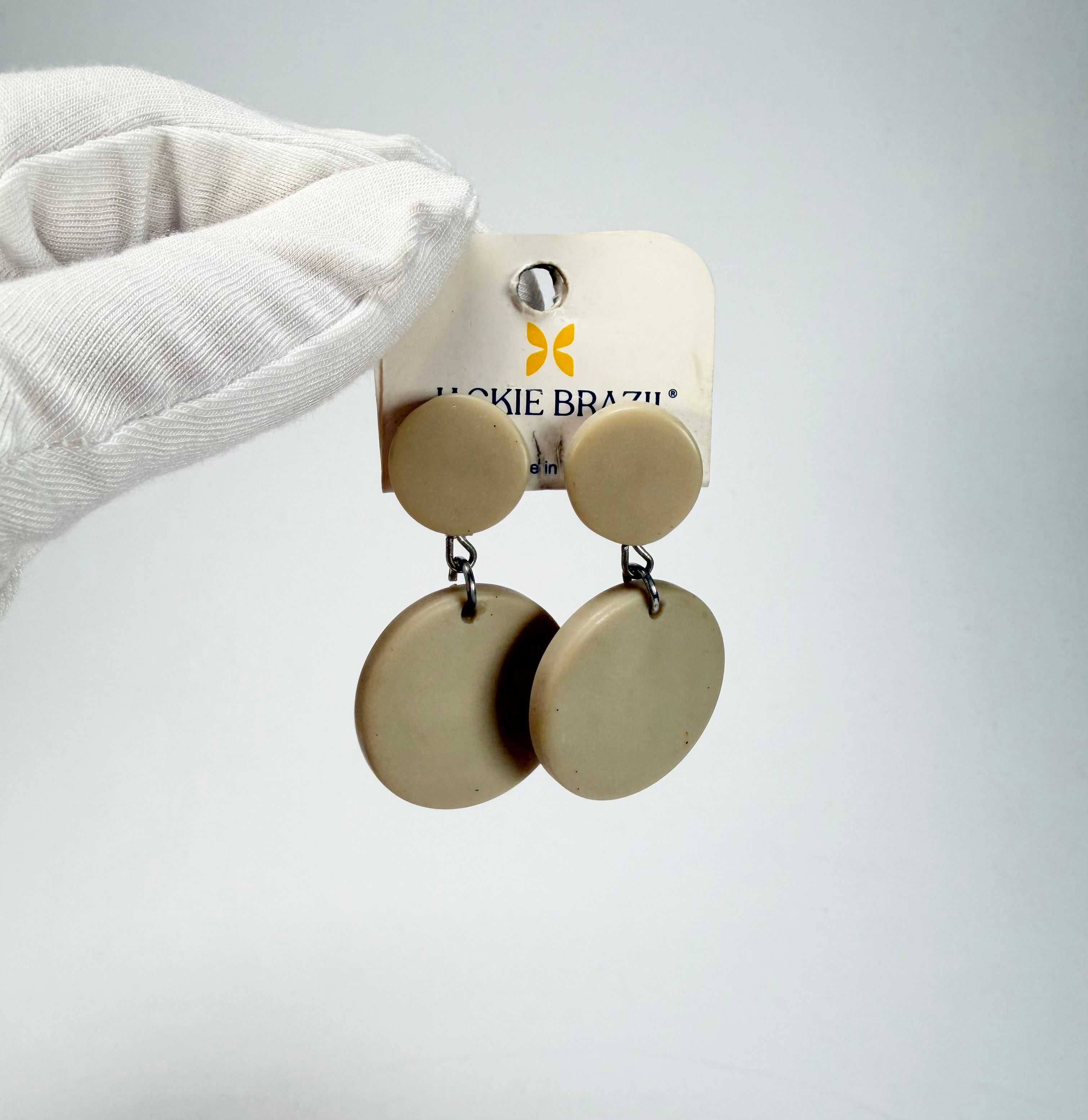 Jackie Brazil "Duo Stud" Natural Disk On Pin Beige Matte Resin Earrings ( E0520 )