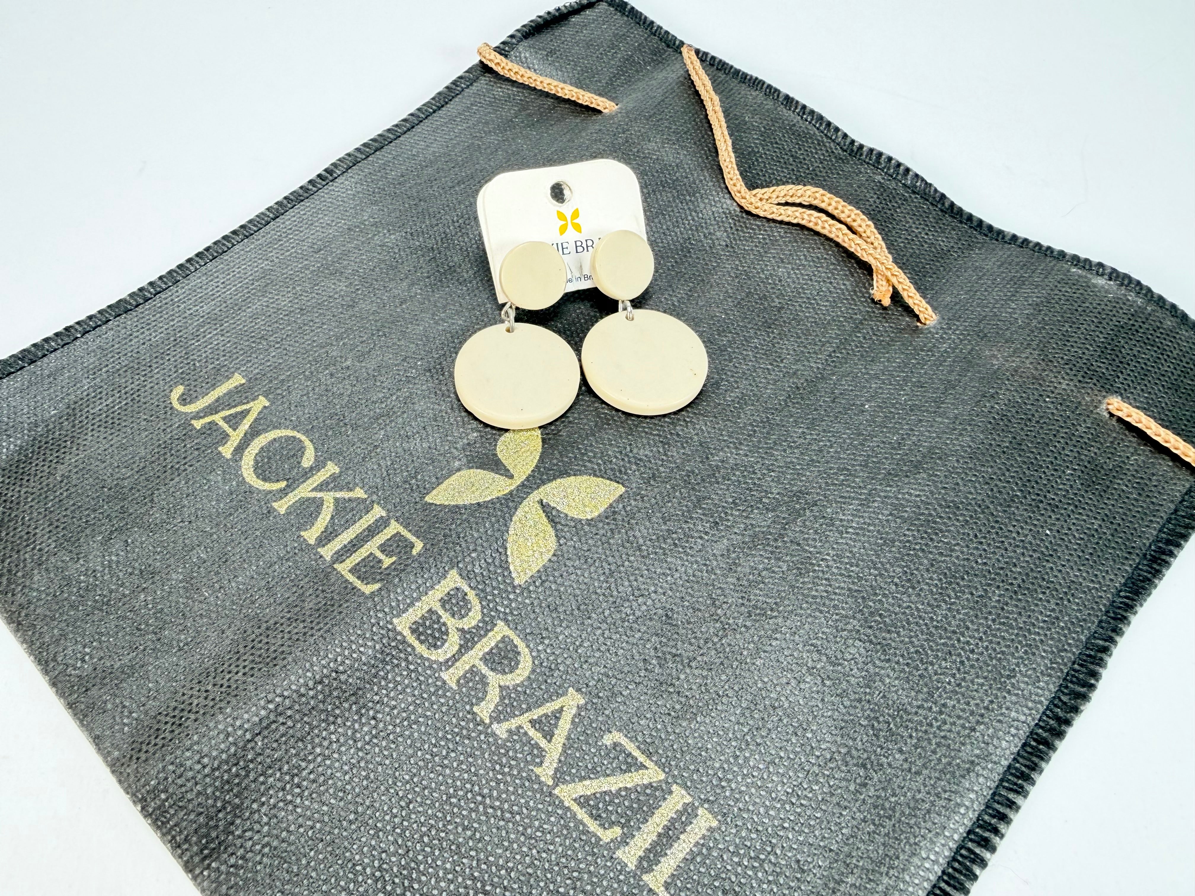 Jackie Brazil "Duo Stud" Natural Disk On Pin Beige Matte Resin Earrings ( E0520 )