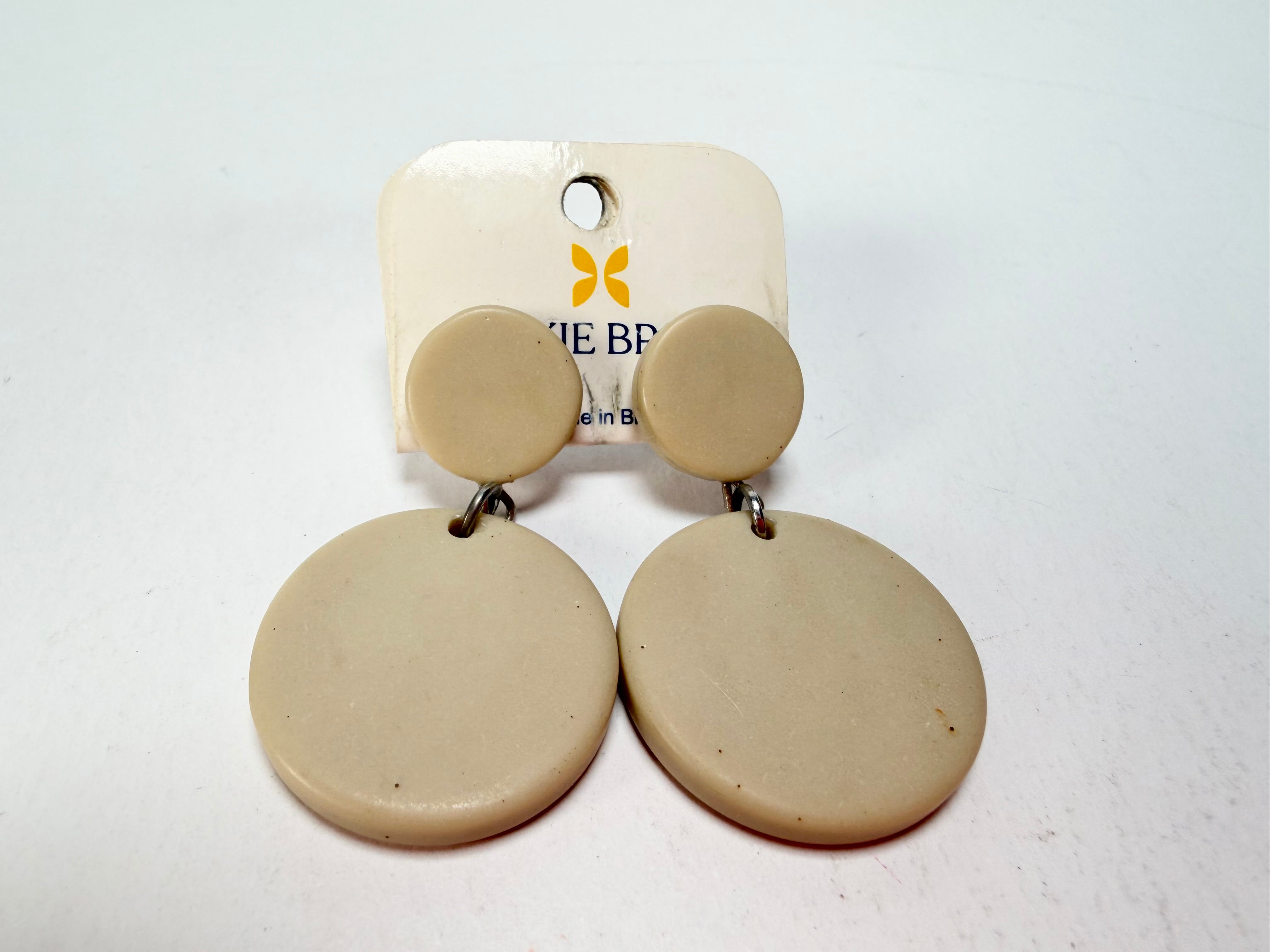 Jackie Brazil "Duo Stud" Natural Disk On Pin Beige Matte Resin Earrings ( E0520 )