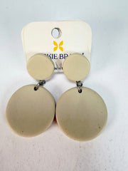 Jackie Brazil "Duo Stud" Natural Disk On Pin Beige Matte Resin Earrings ( E0520 )