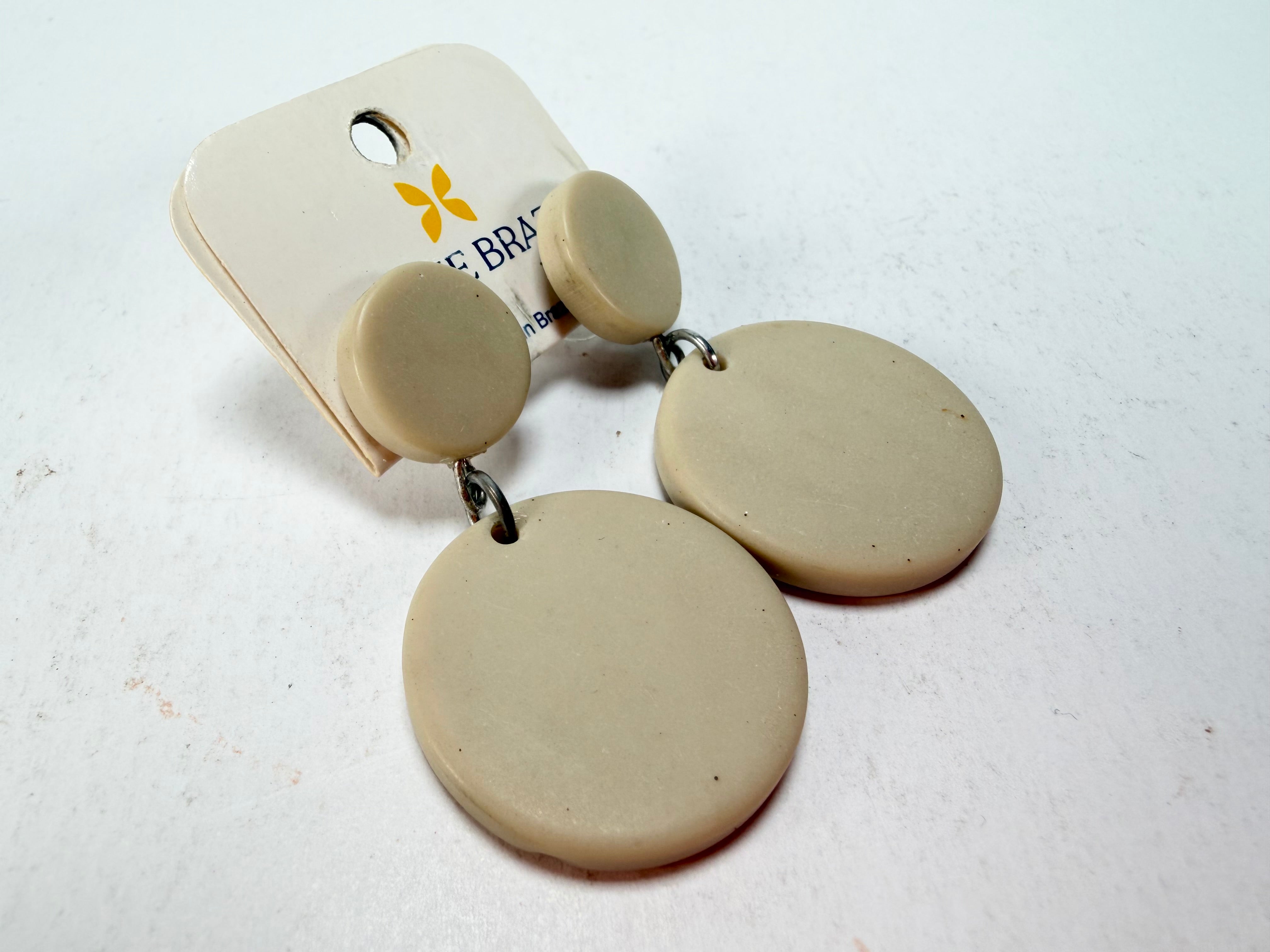 Jackie Brazil "Duo Stud" Natural Disk On Pin Beige Matte Resin Earrings ( E0520 )