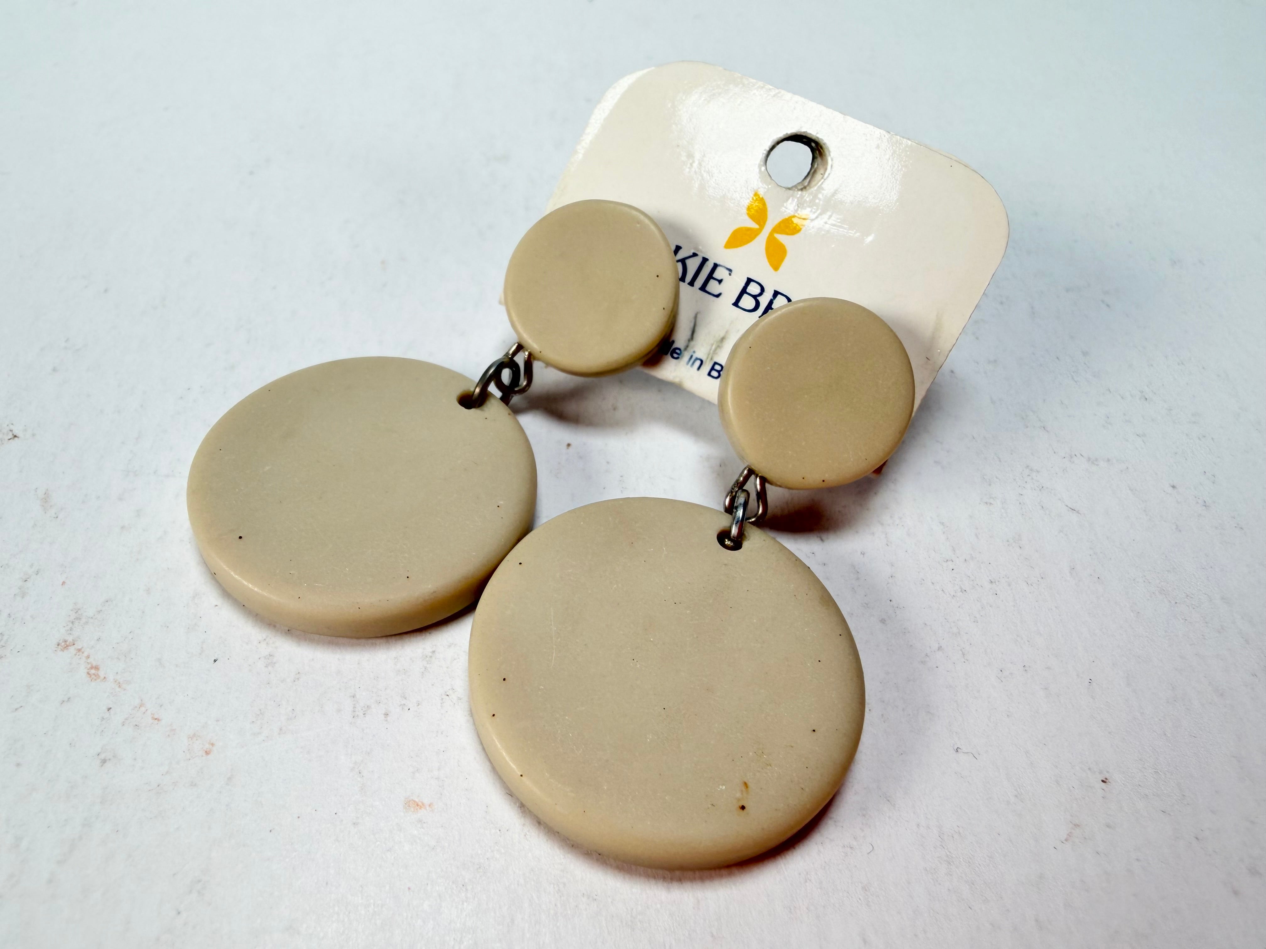 Jackie Brazil "Duo Stud" Natural Disk On Pin Beige Matte Resin Earrings ( E0520 )