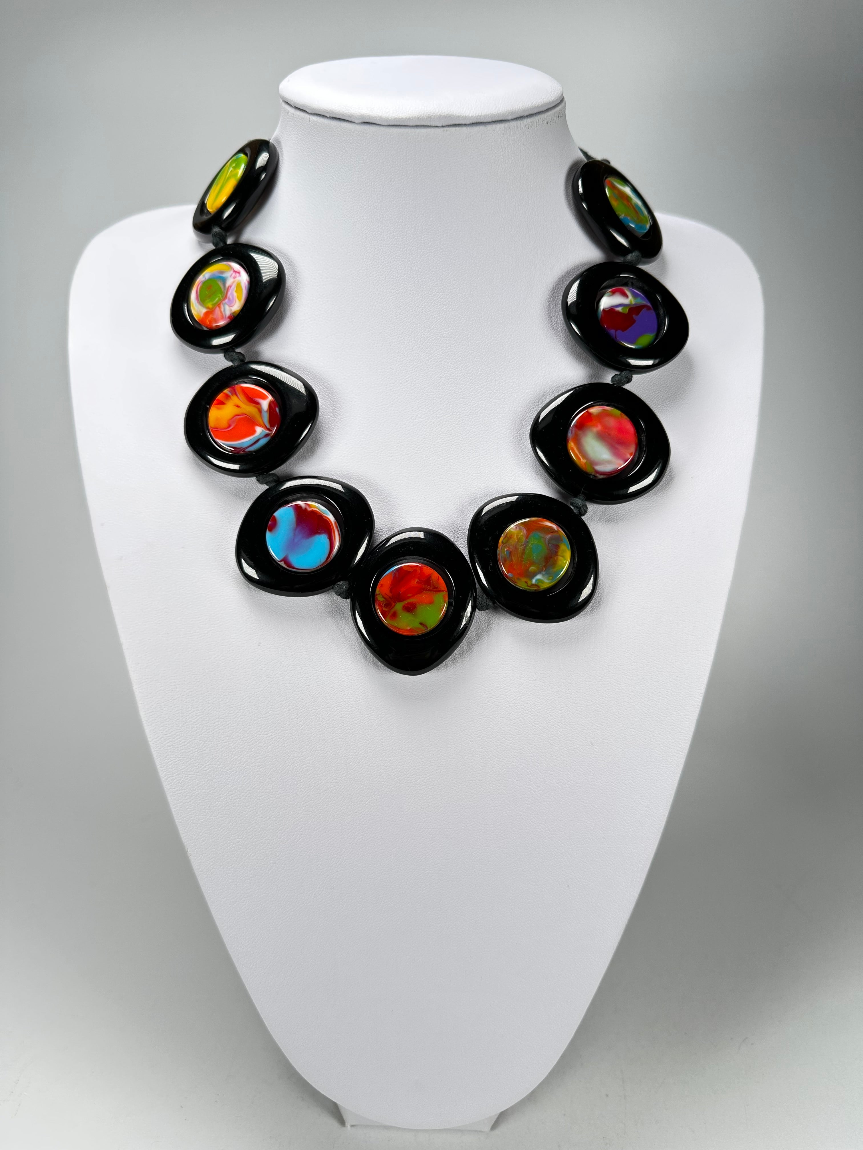 Jackie Brazil "Saturn" Black & Kandinsky Disk and Cylinder On String Short 50cm Necklace ( N0060 )