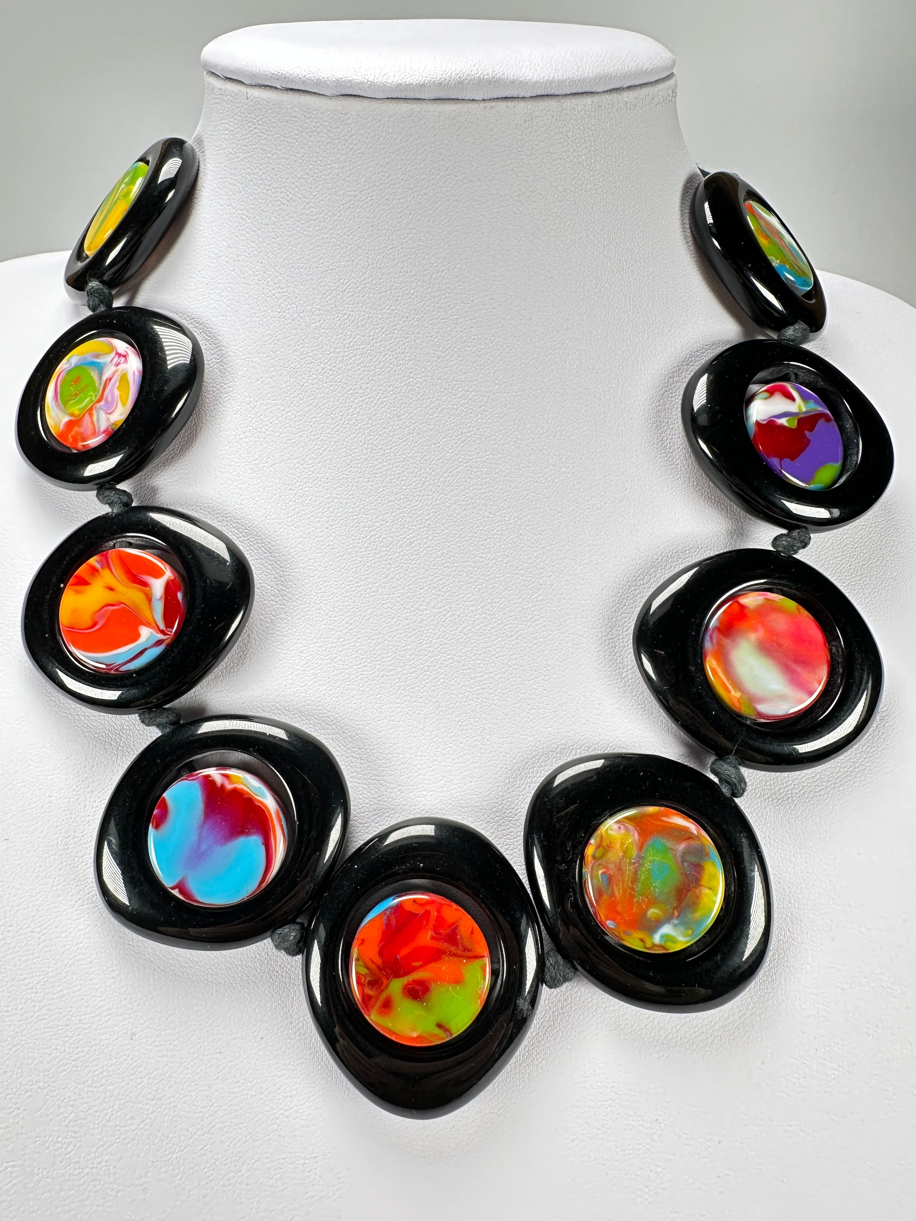 Jackie Brazil "Saturn" Black & Kandinsky Disk and Cylinder On String Short 50cm Necklace ( N0060 )