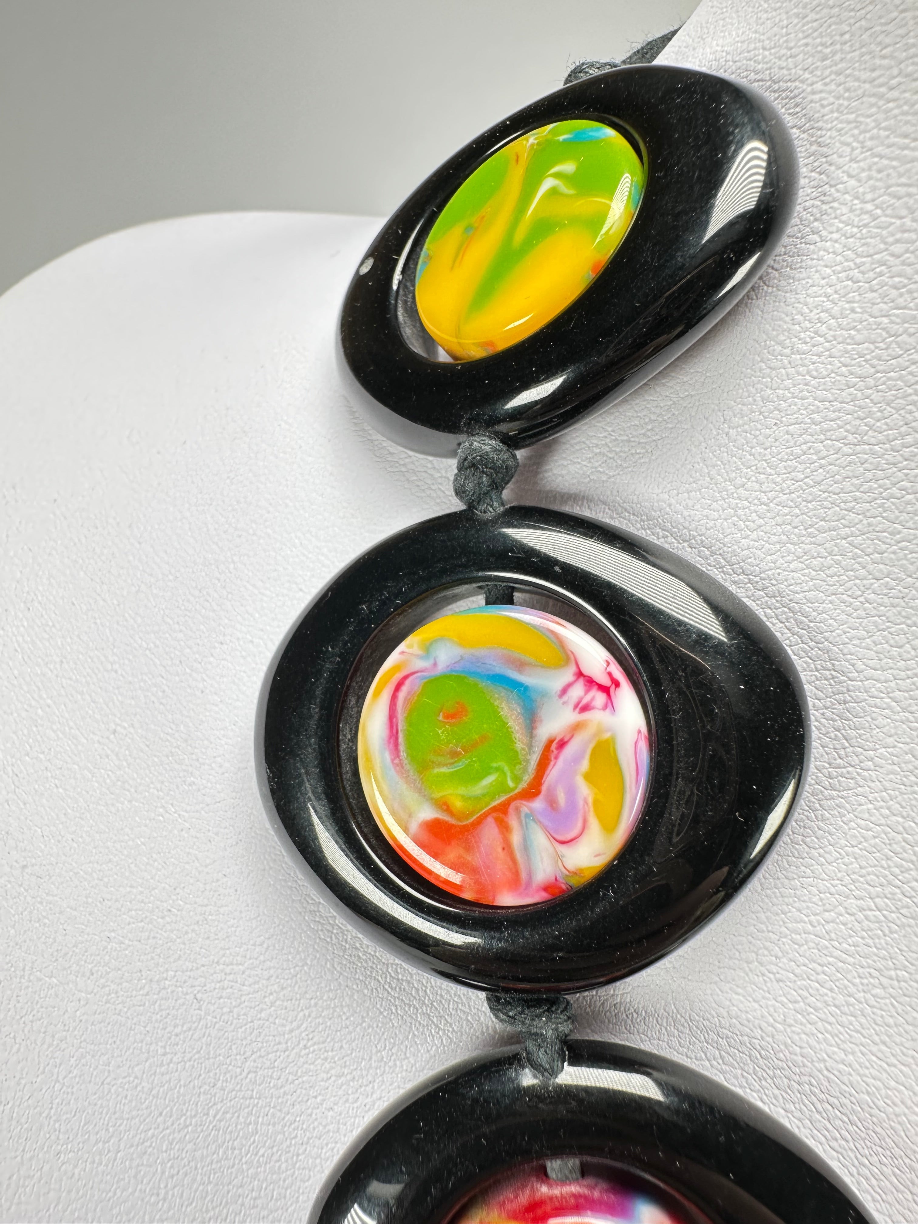 Jackie Brazil "Saturn" Black & Kandinsky Disk and Cylinder On String Short 50cm Necklace ( N0060 )