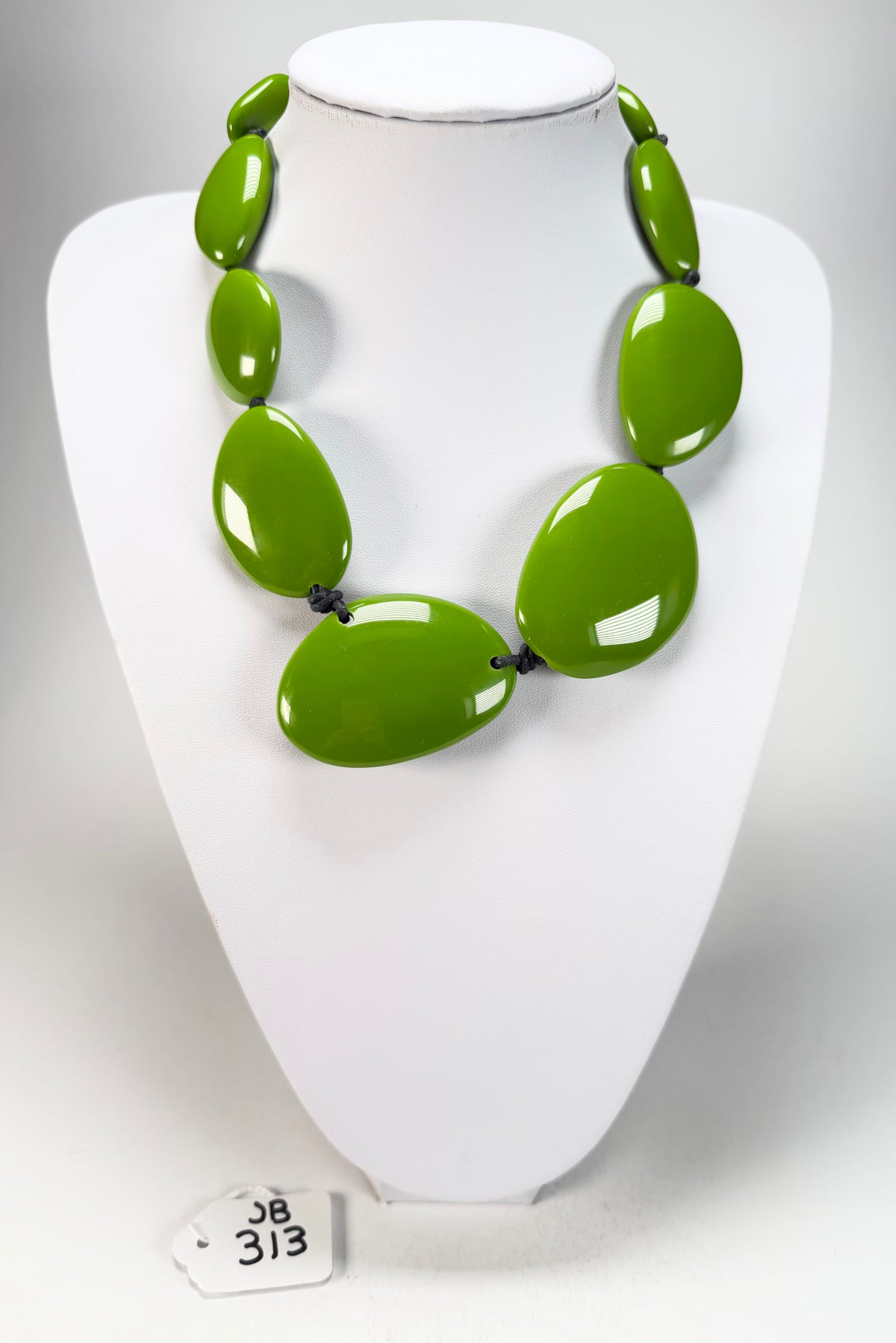 Jackie Brazil "Green Gloss" Short Flat Riverstones 50cm Necklace ( N3616 )