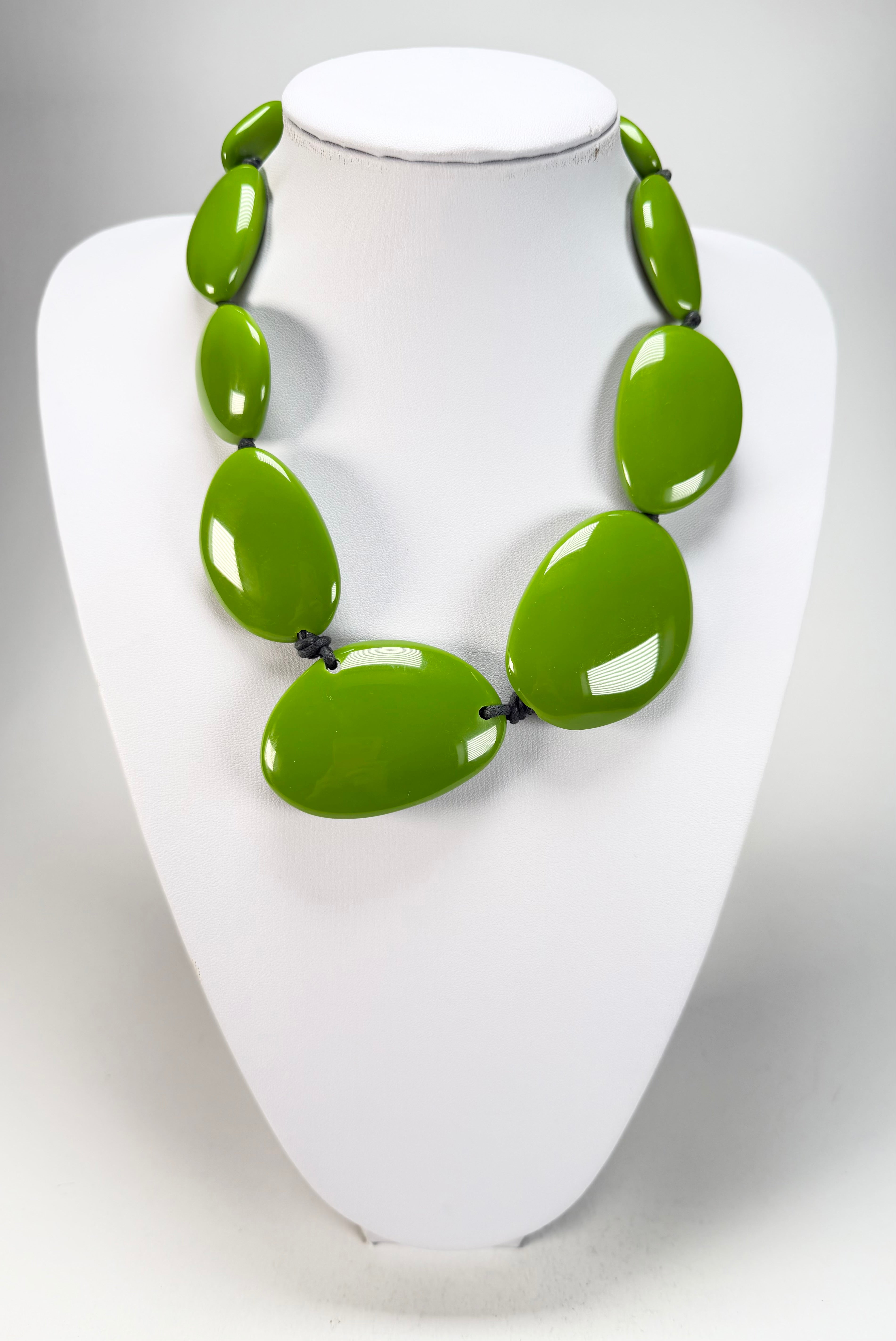 Jackie Brazil "Green Gloss" Short Flat Riverstones 50cm Necklace ( N3616 )
