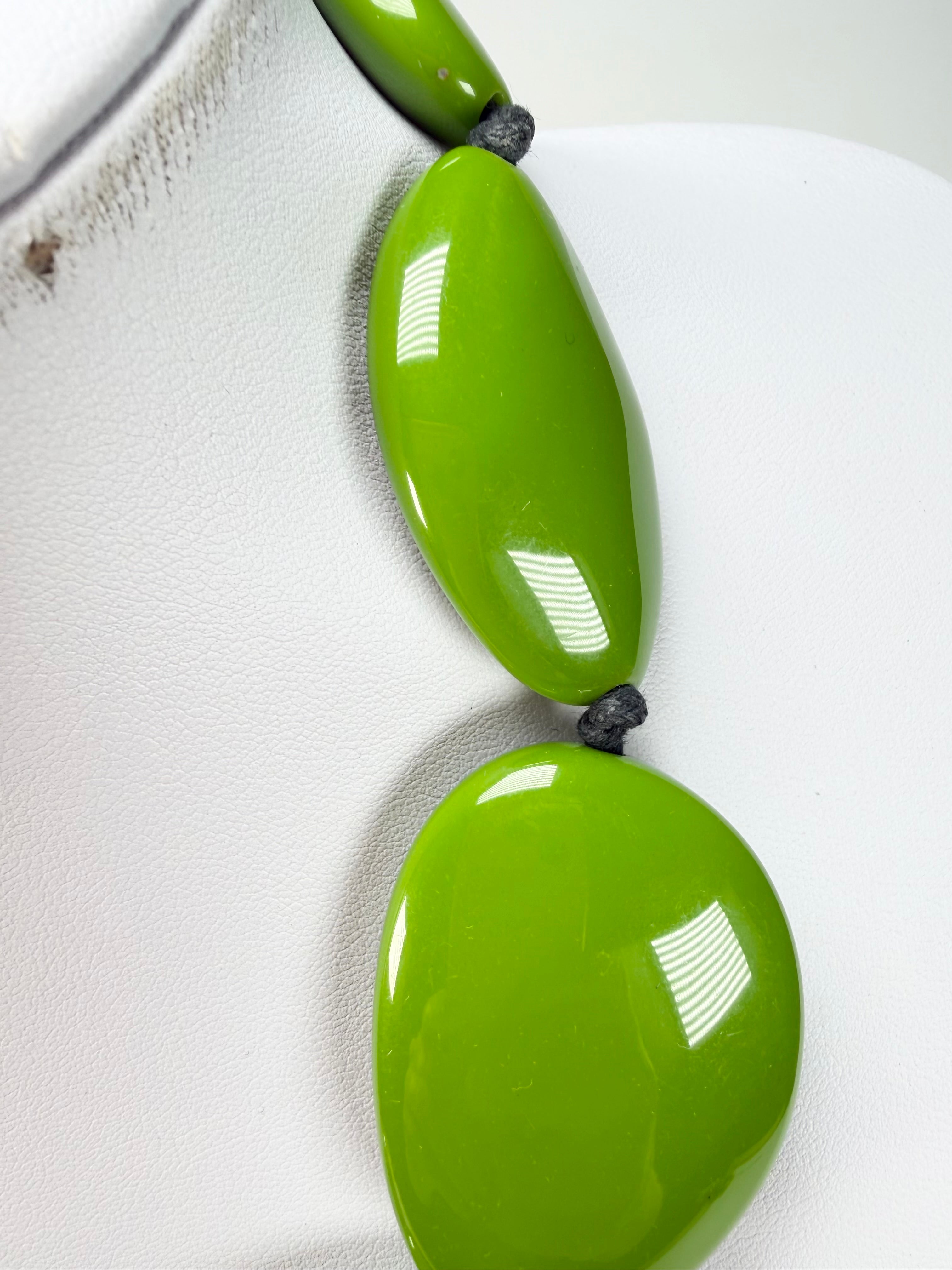 Jackie Brazil "Green Gloss" Short Flat Riverstones 50cm Necklace ( N3616 )