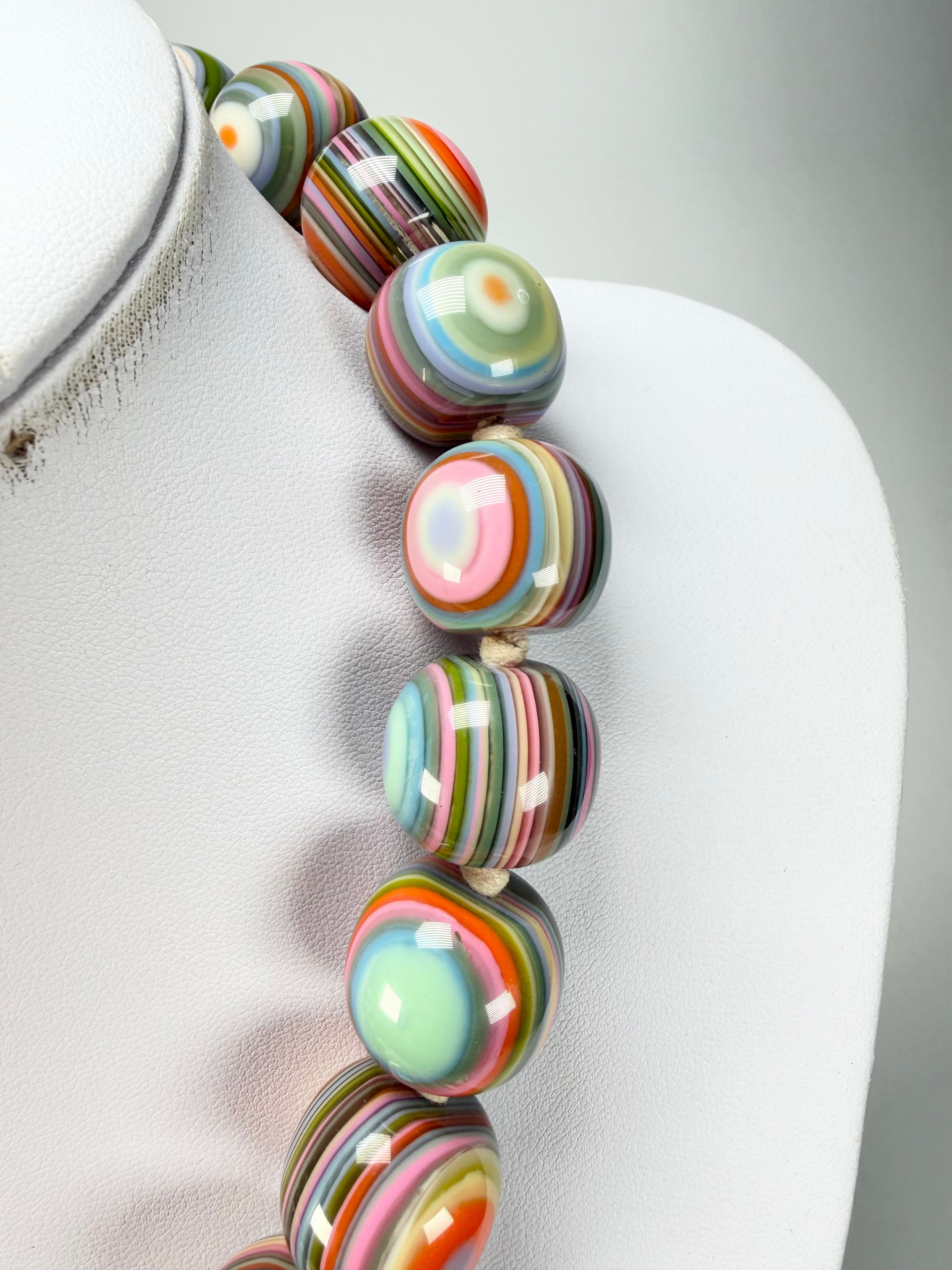 Jackie Brazil "Cat Eyes" Spring Colour Liquorice Balls Resin Necklace 50cm ( N0894 )