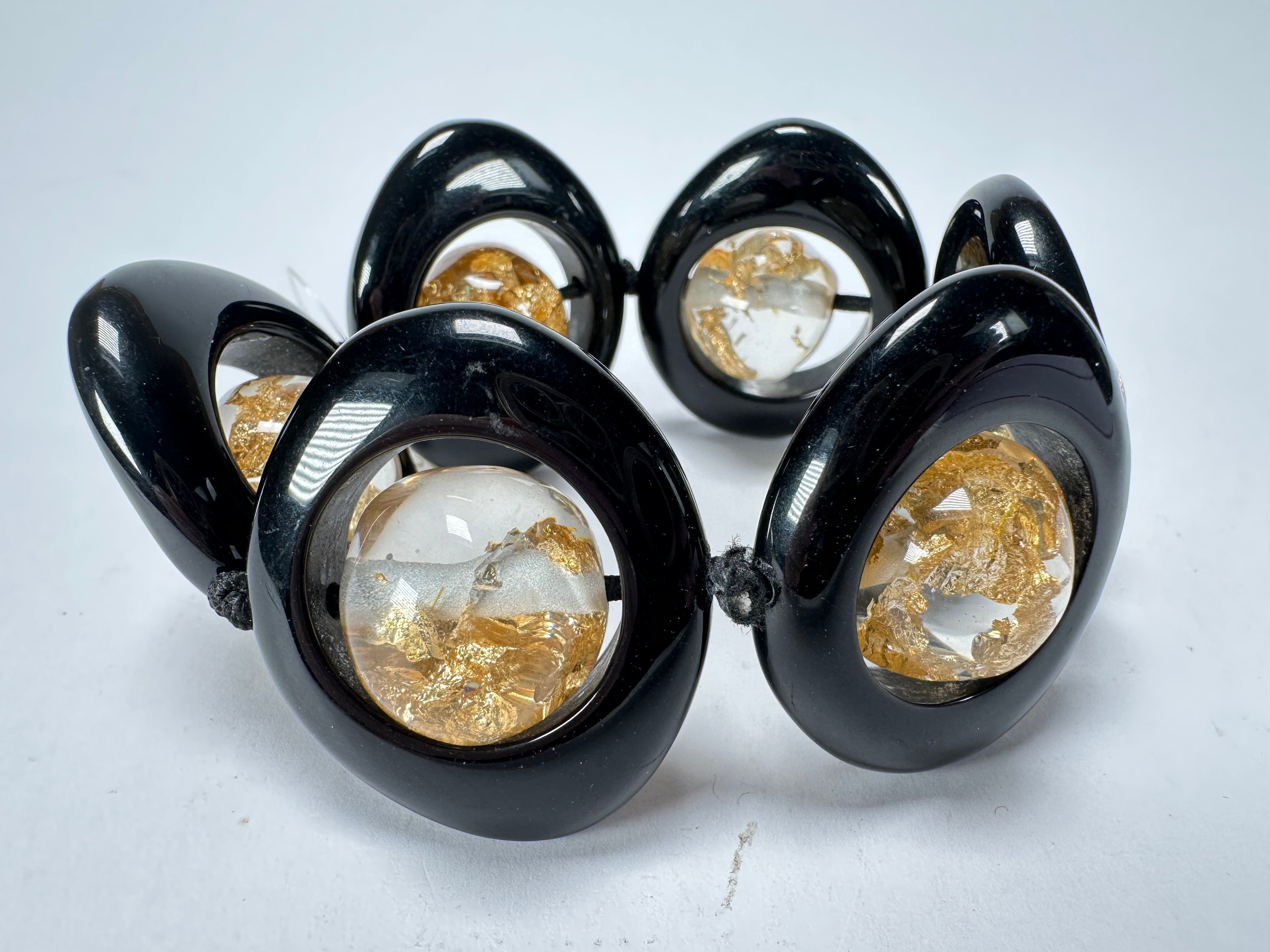 Jackie Brazil "Saturn" Black & Gold Flakes Disc & Ball Elastic Bracelet ( B0052 )