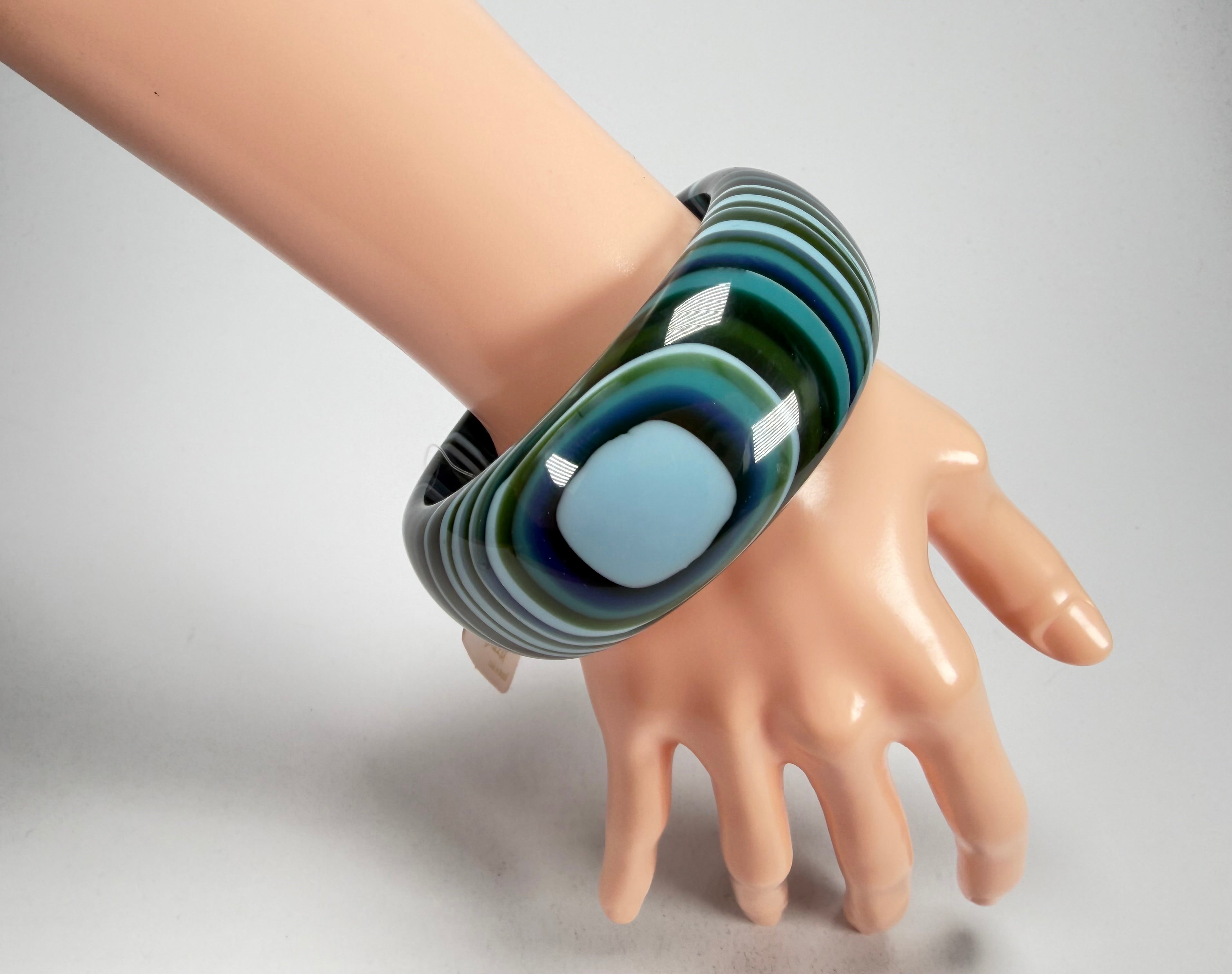 Jackie Brazil "All Sorts "Liquorice w/Cat Eye Blue Mix 3.4cm Bangle ( B2444 )