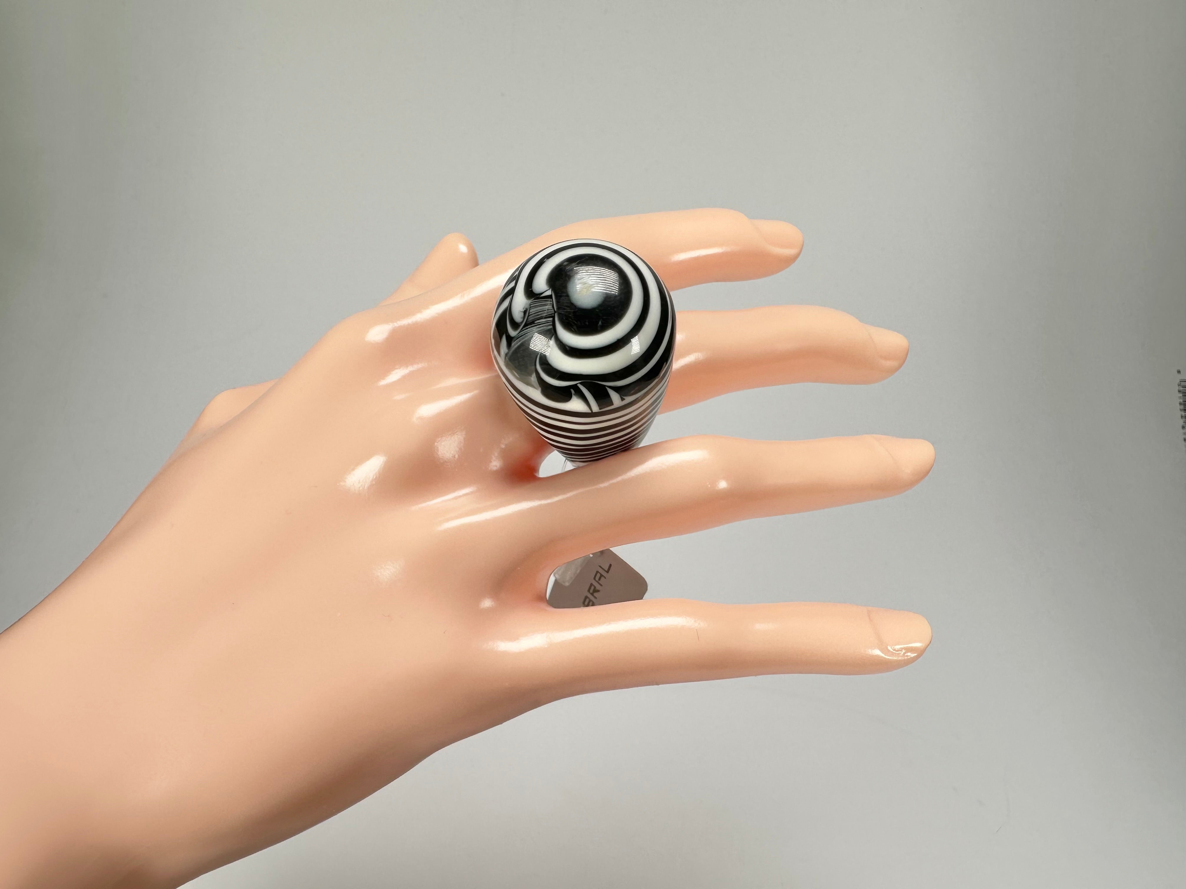 Jackie Brazil "Cat Eye" Liquorice Black & White Mix Large Domed Resin Ring ( R1159 ) UK P / USA 7.5
