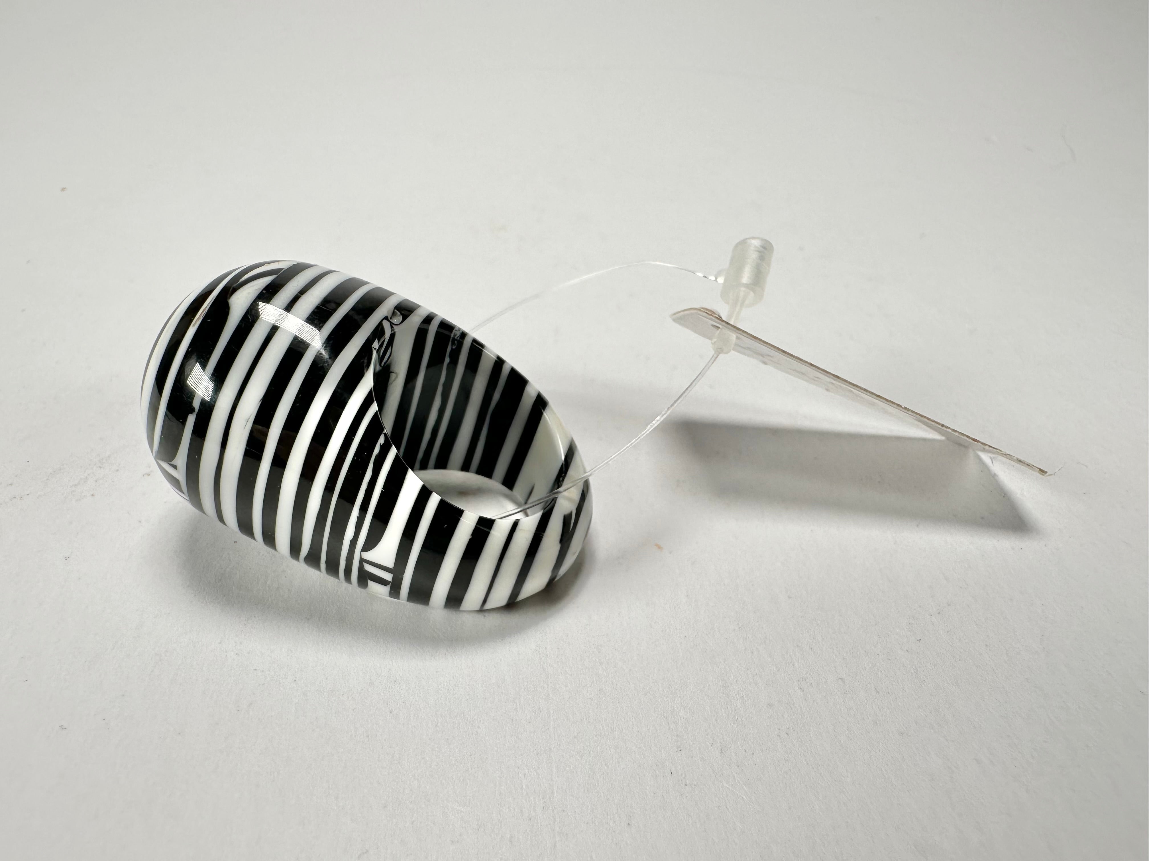 Jackie Brazil "Cat Eye" Liquorice Black & White Mix Large Domed Resin Ring ( R1159 ) UK P / USA 7.5