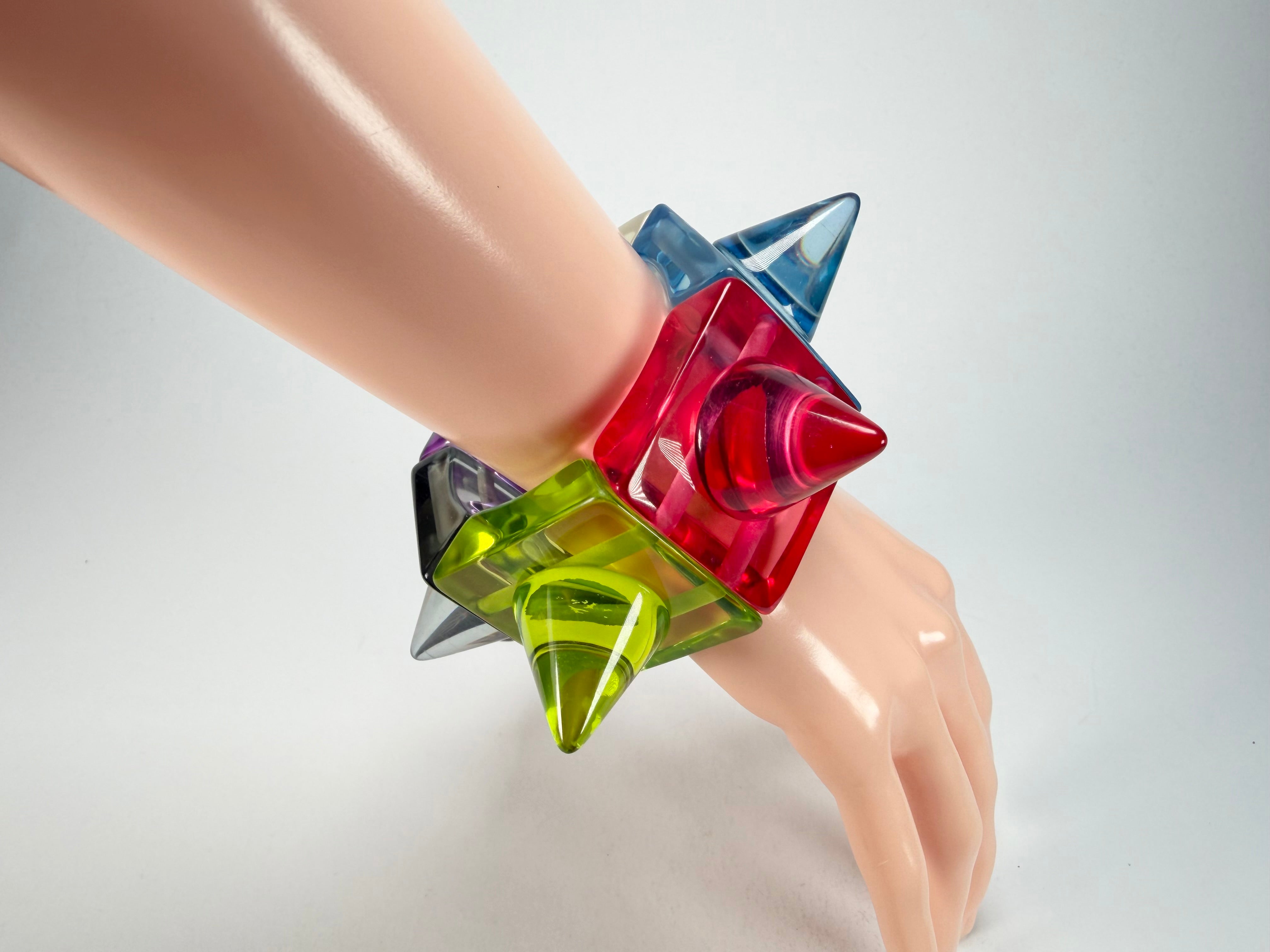 Jackie Brazil "Lagerfeld" Sabrina Transparent Cones Elasticated Bracelet ( B2893 )