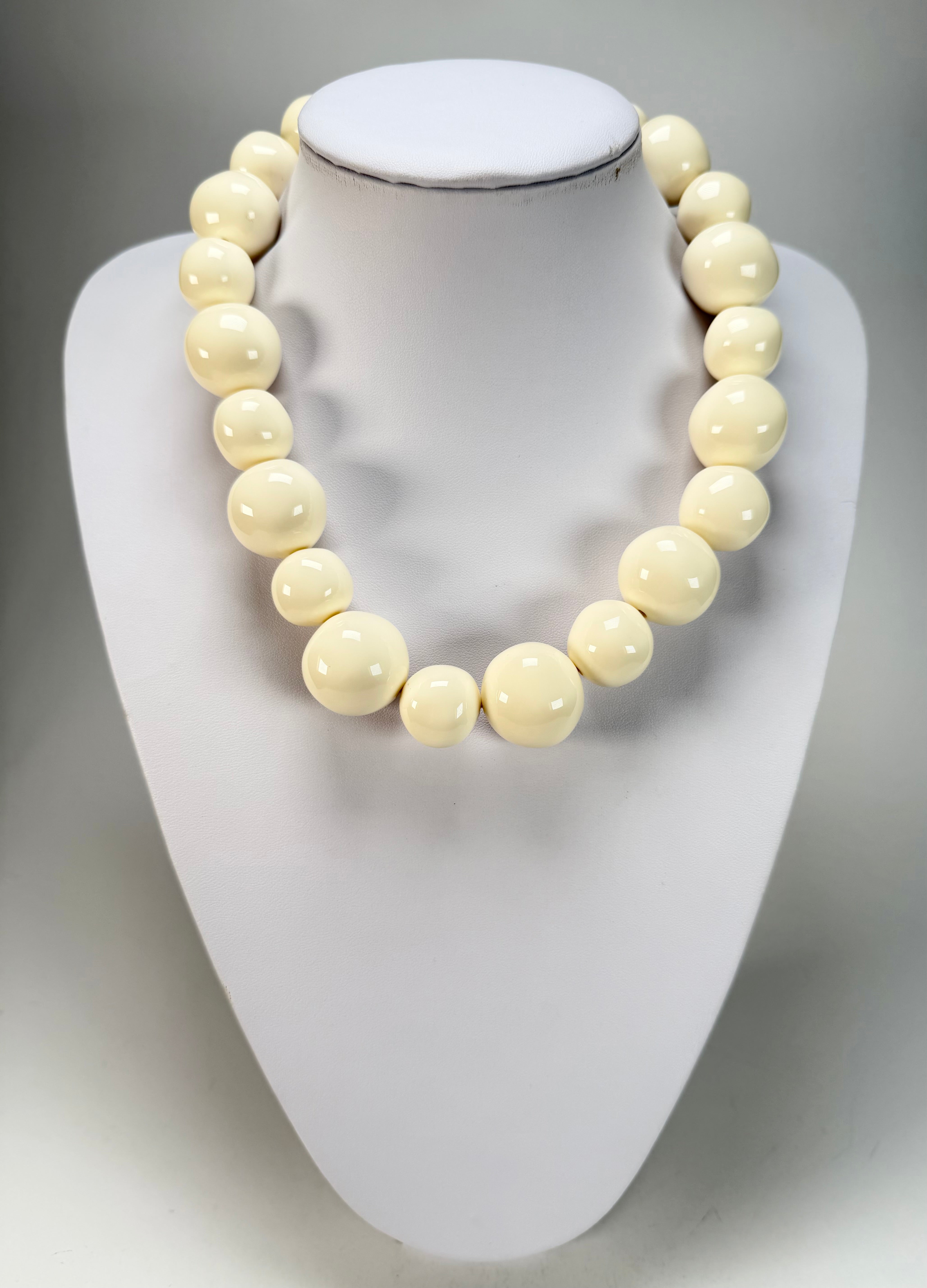 Jackie Brazil "Large Spheres" Cream Short Abstract Necklace 50cm ( N2692 )