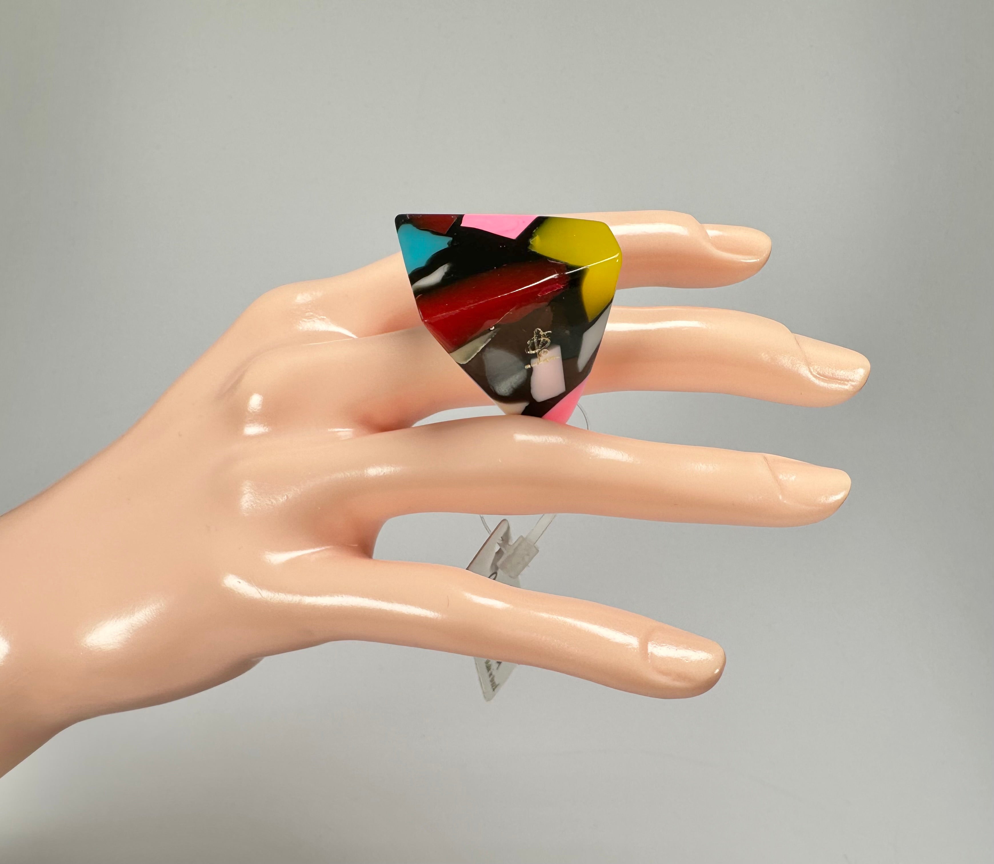 Jackie Brazil "Art Deco" Abstract Resin Ring ( R3081 ) Size UK Q / USA 8