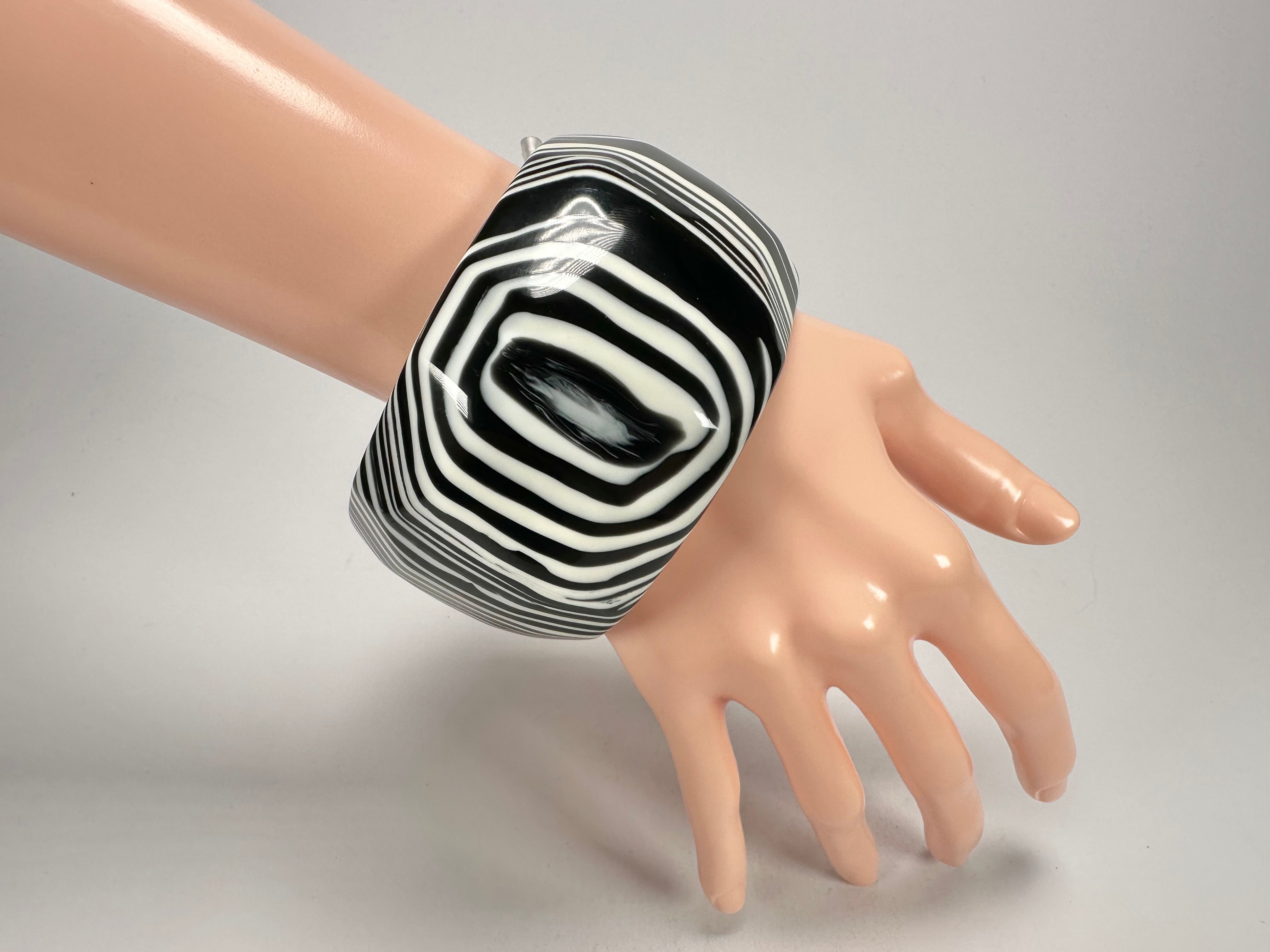 Jackie Brazil "Cat Eye" Liquorice Allsorts Black & White Striped 5cm Resin Bangle ( B2195 )