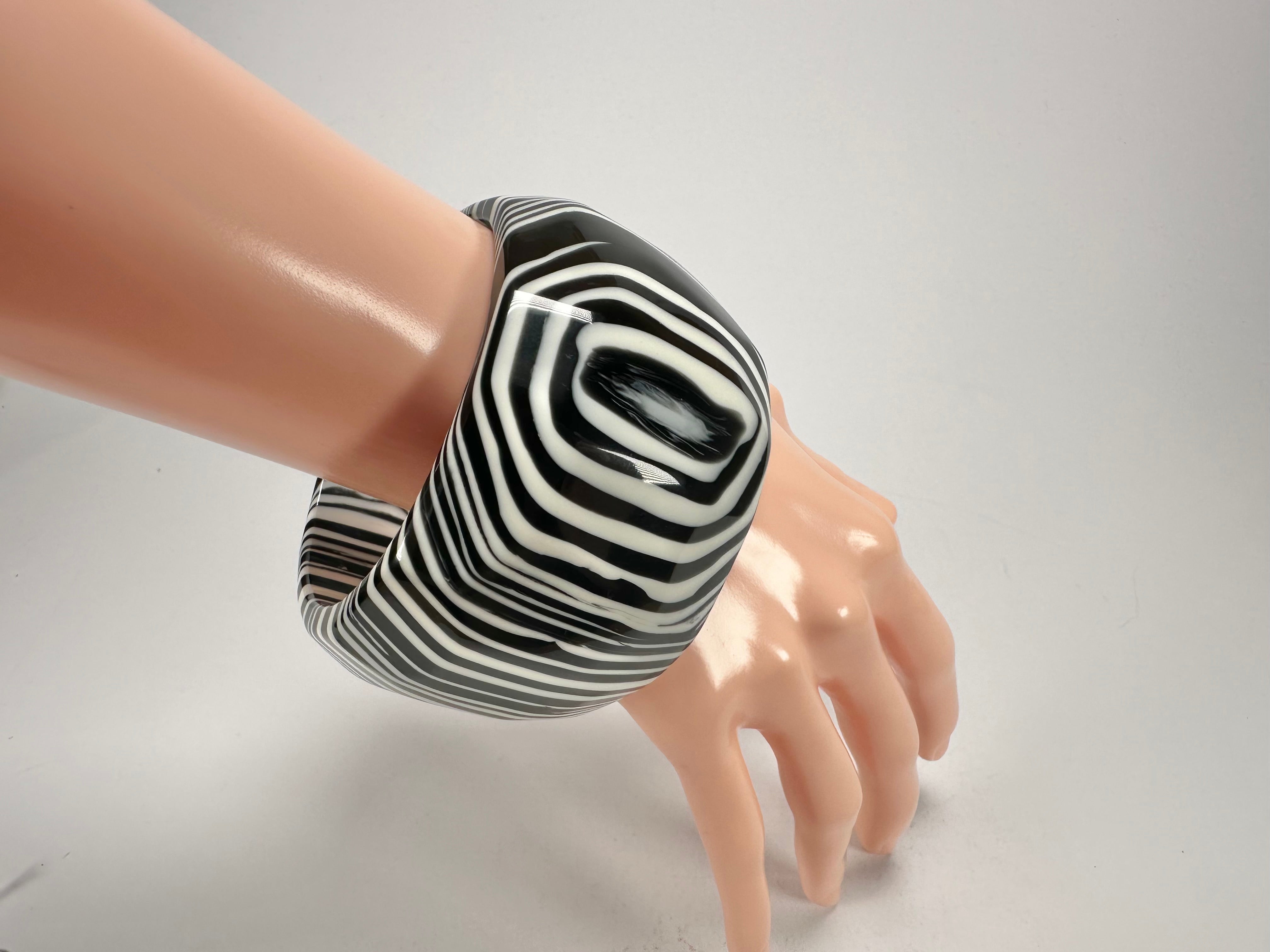 Jackie Brazil "Cat Eye" Liquorice Allsorts Black & White Striped 5cm Resin Bangle ( B2195 )
