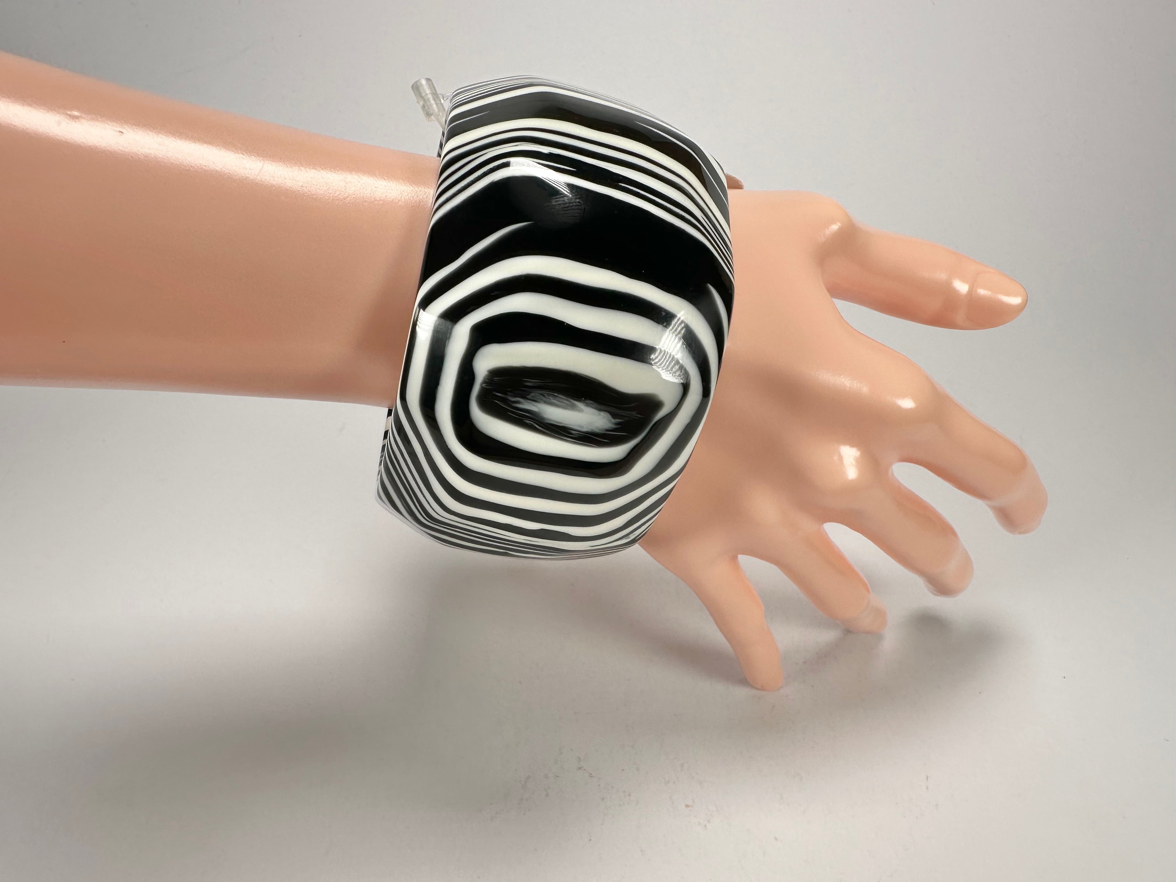 Jackie Brazil "Cat Eye" Liquorice Allsorts Black & White Striped 5cm Resin Bangle ( B2195 )