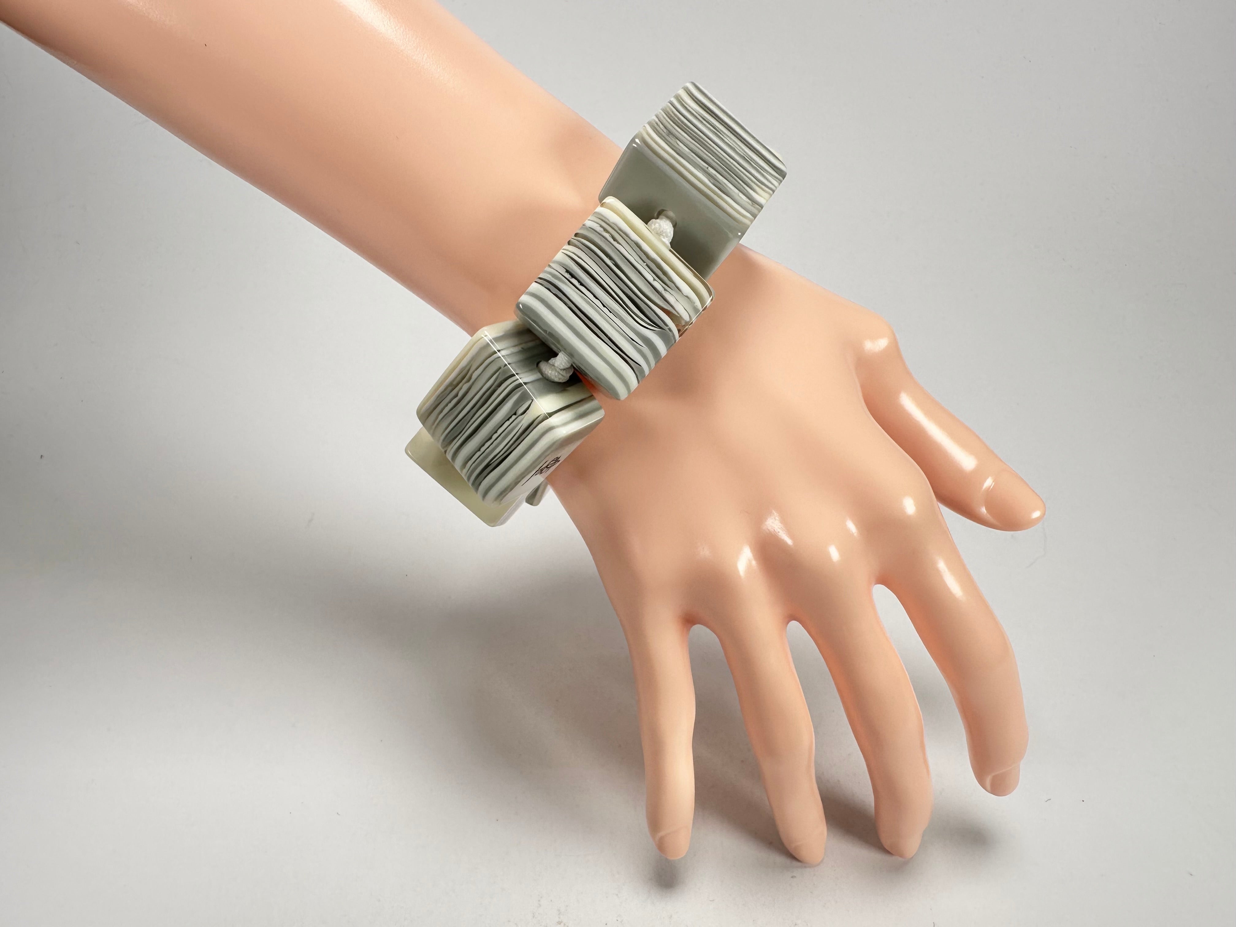Jackie Brazil "Gala" Liquorice Half Rectangles On Elastic Cream Mix Bracelet ( B0778 )