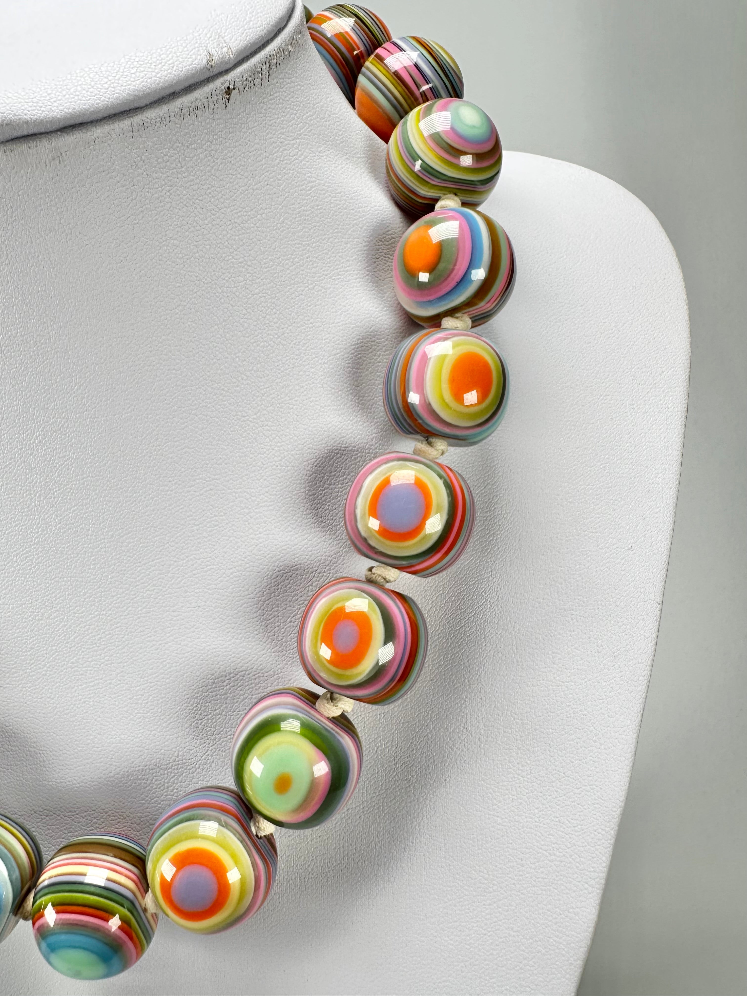 Jackie Brazil "Cat Eyes" Spring Colour Liquorice Balls Resin Necklace 50cm ( N0894 )