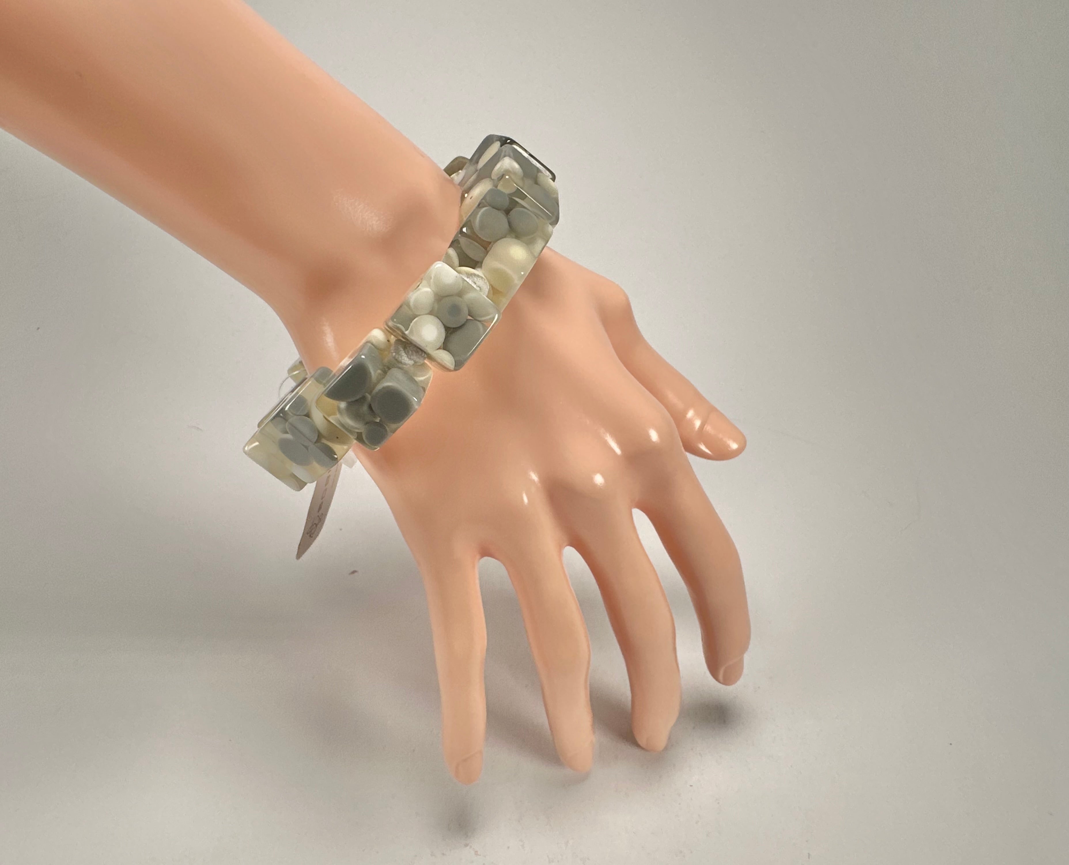 Jackie Brazil "Spots" Spotted Cubes On Elastic Cream Mix Resin Bracelet ( B1284 )