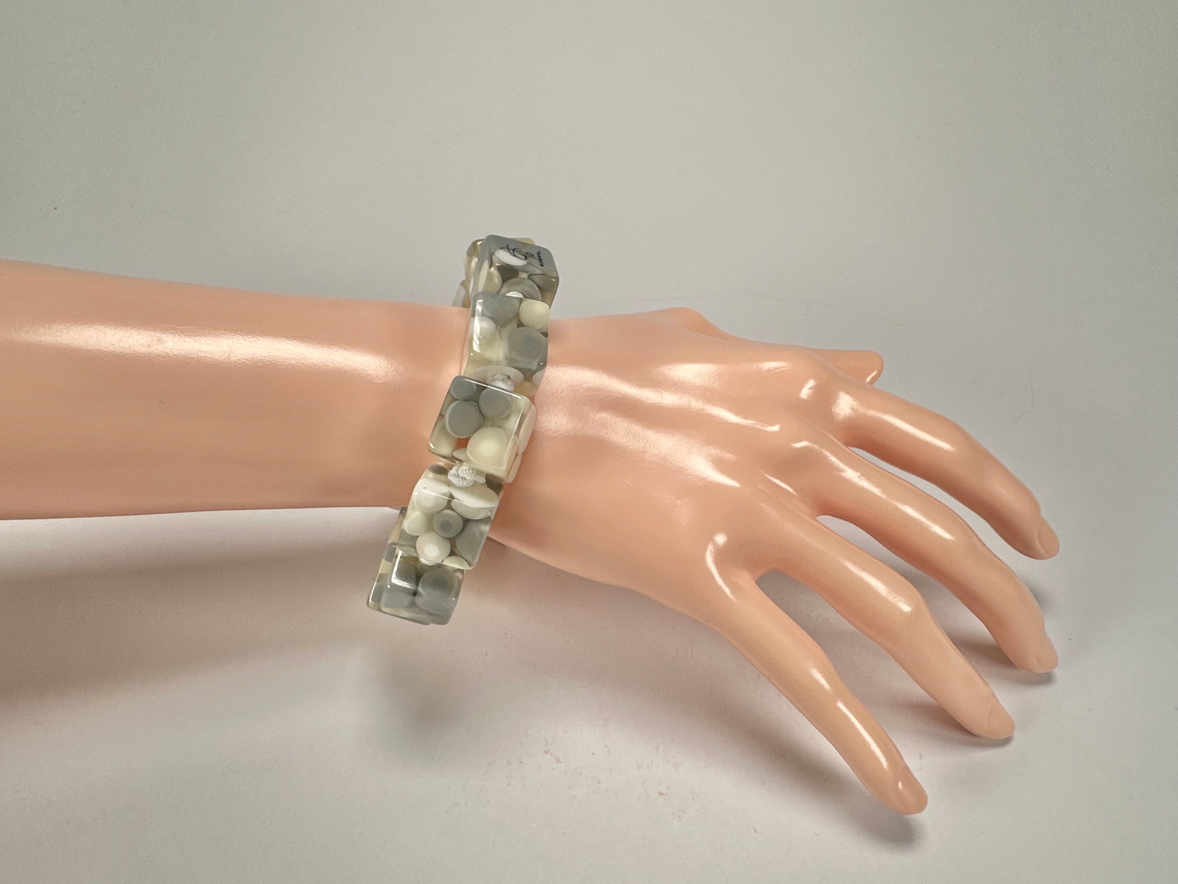 Jackie Brazil "Spots" Spotted Cubes On Elastic Cream Mix Resin Bracelet ( B1284 )