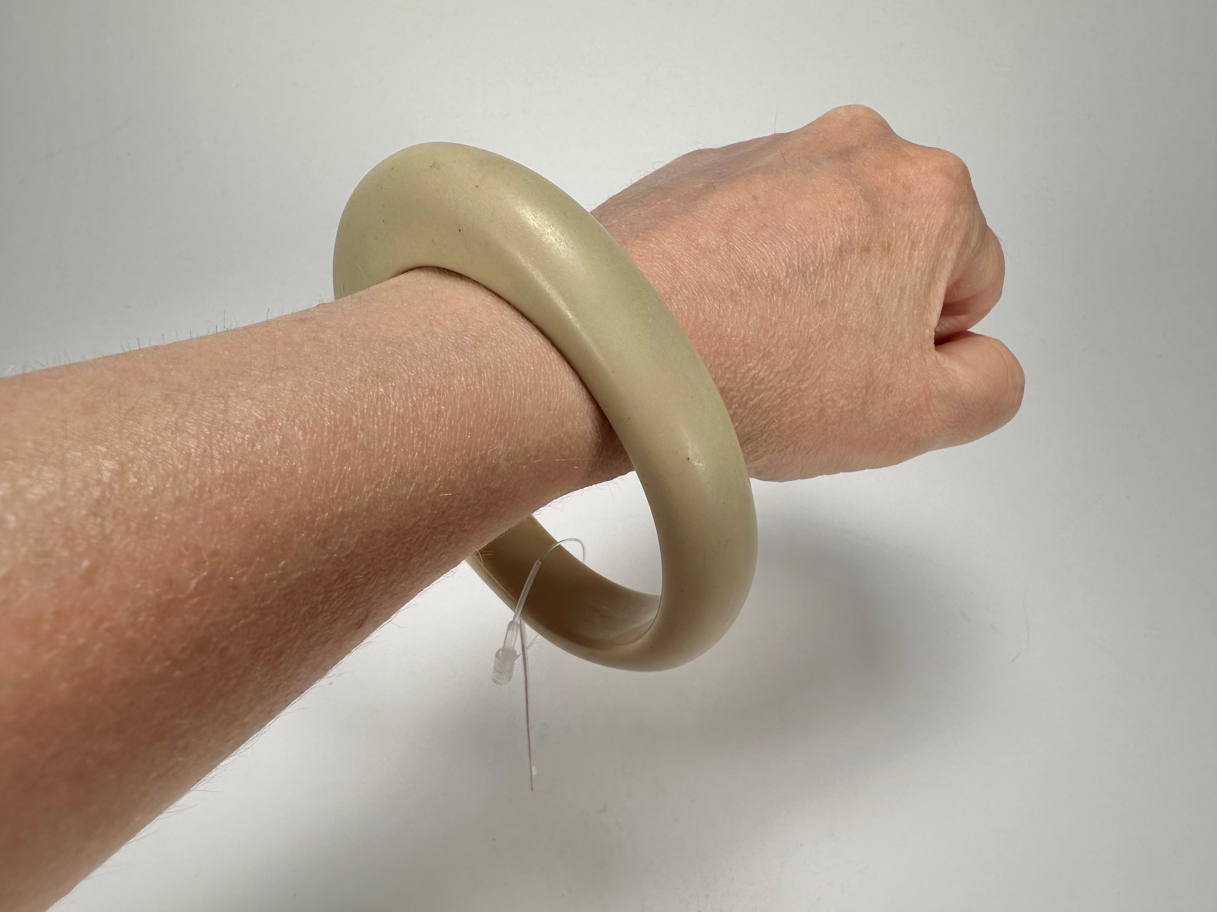 Jackie Brazil "Solid Oval" Natural Beige Matte 1.3cm Resin Bangle ( B0040 )