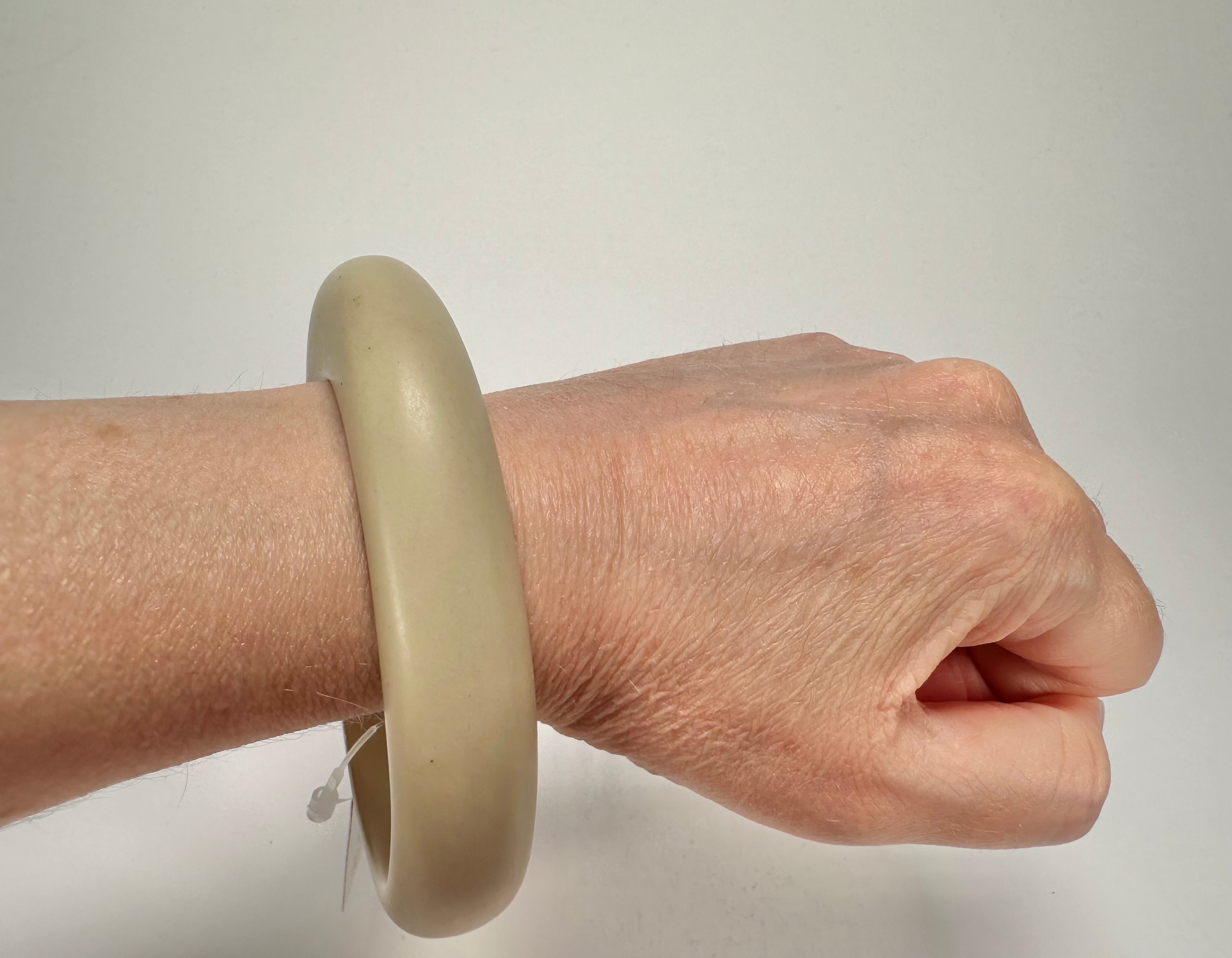 Jackie Brazil "Solid Oval" Natural Beige Matte 1.3cm Resin Bangle ( B0040 )