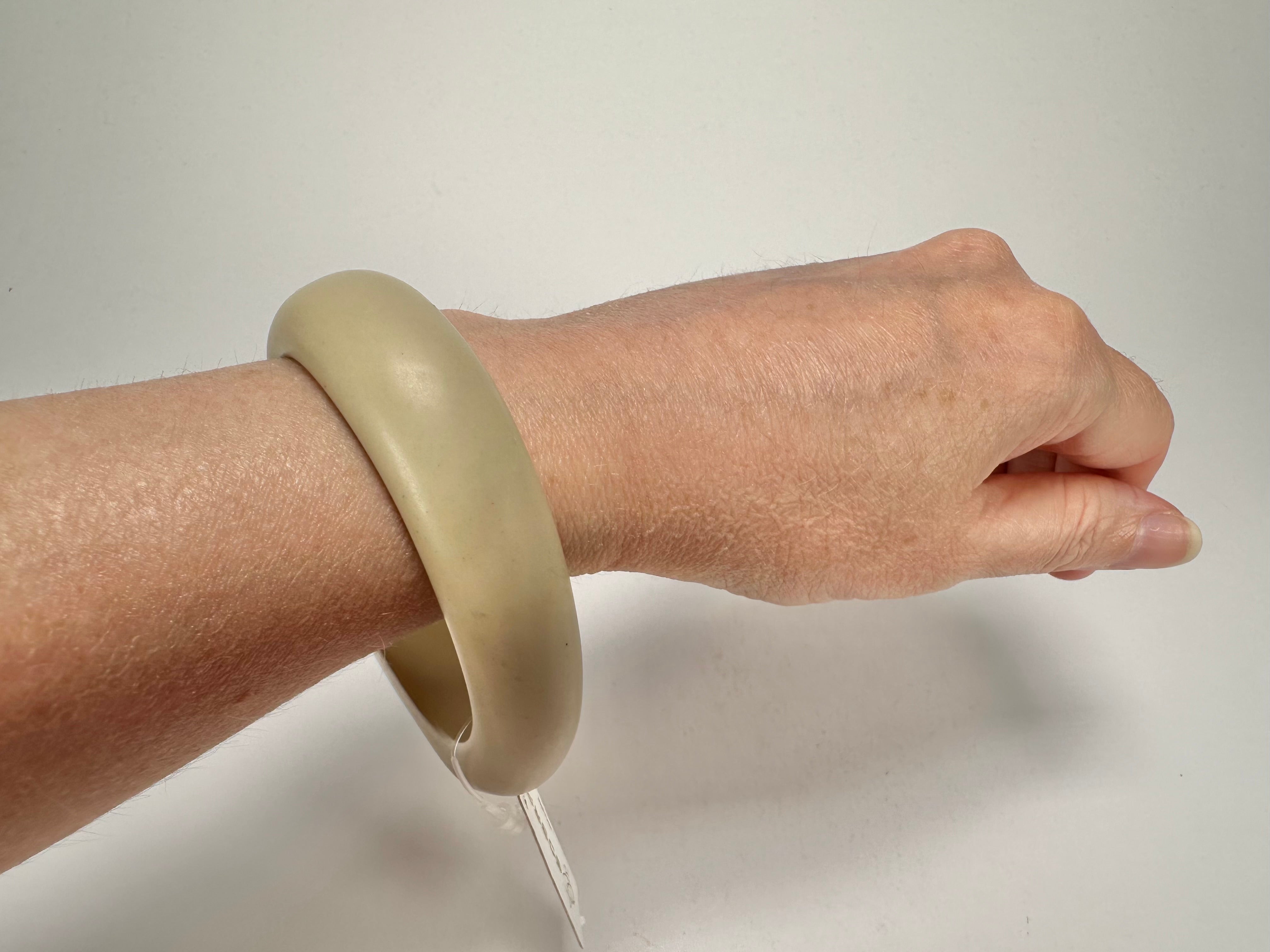 Jackie Brazil "Solid Oval" Natural Beige Matte 1.3cm Resin Bangle ( B0040 )