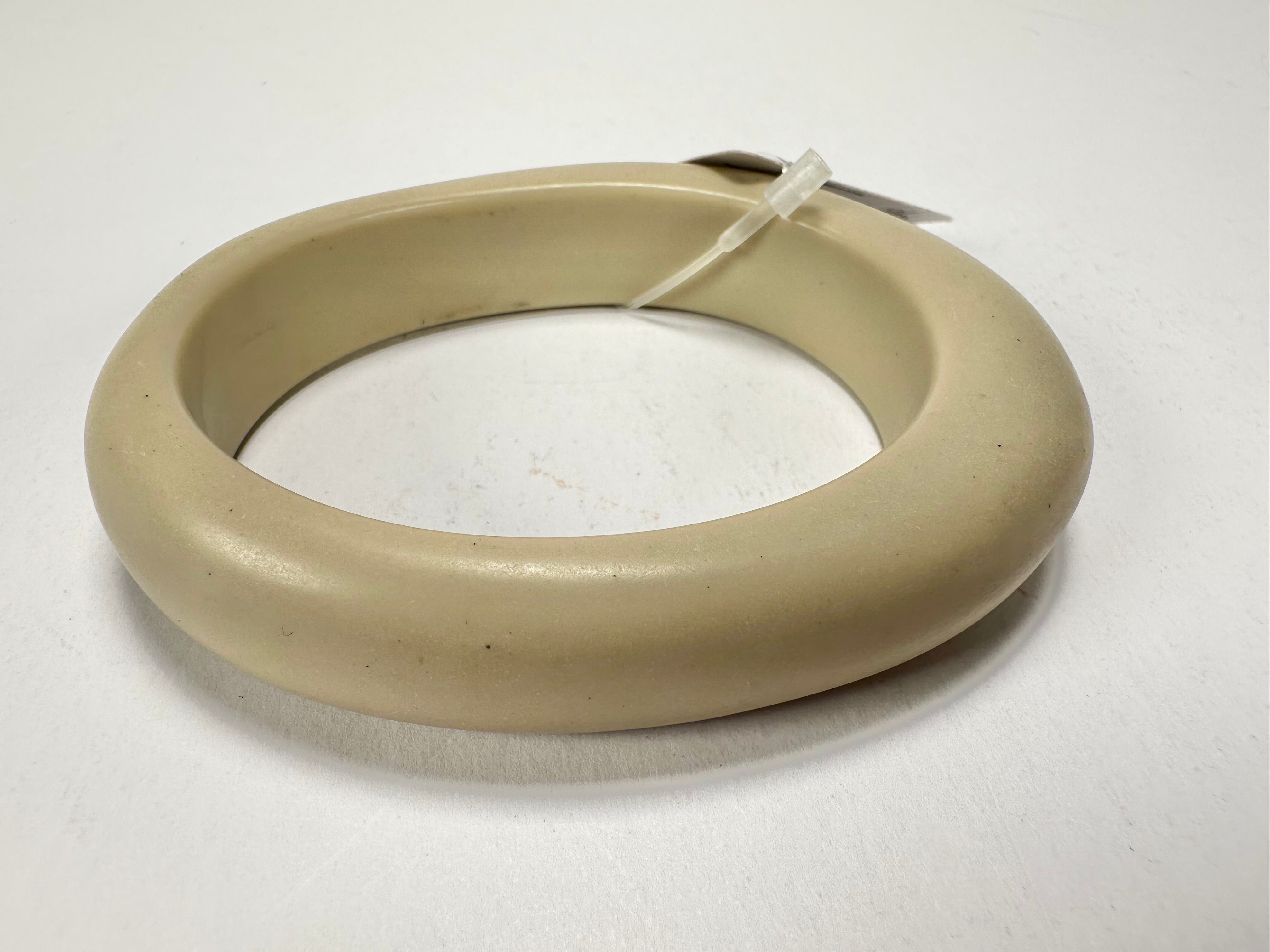Jackie Brazil "Solid Oval" Natural Beige Matte 1.3cm Resin Bangle ( B0040 )